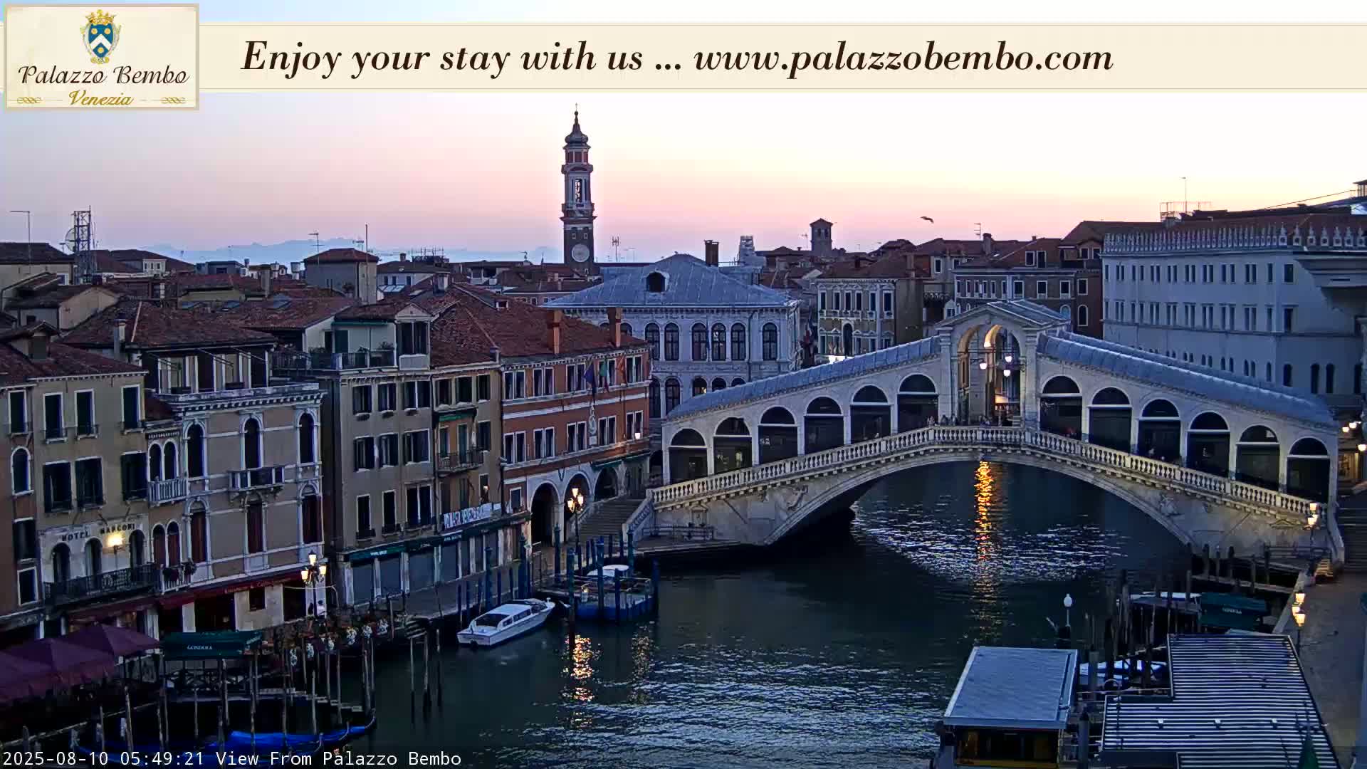 Venice, Rialto Bridge in Grand Canal Live Cam - Venice, Veneto, Italy