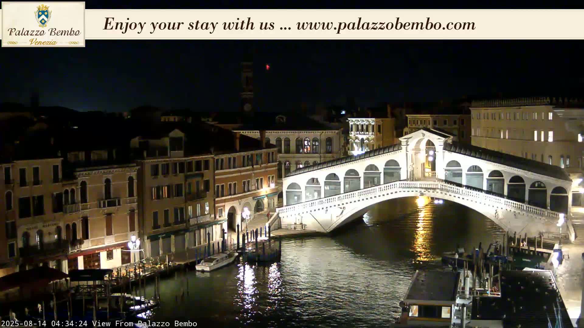 Venice, Rialto Bridge in Grand Canal Live Cam - Venice, Veneto, Italy