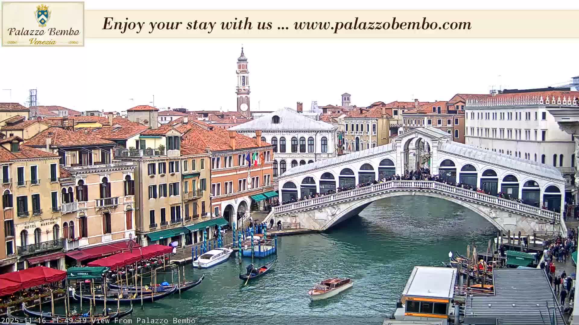Venice, Rialto Bridge in Grand Canal Live Cam - Venice, Veneto, Italy