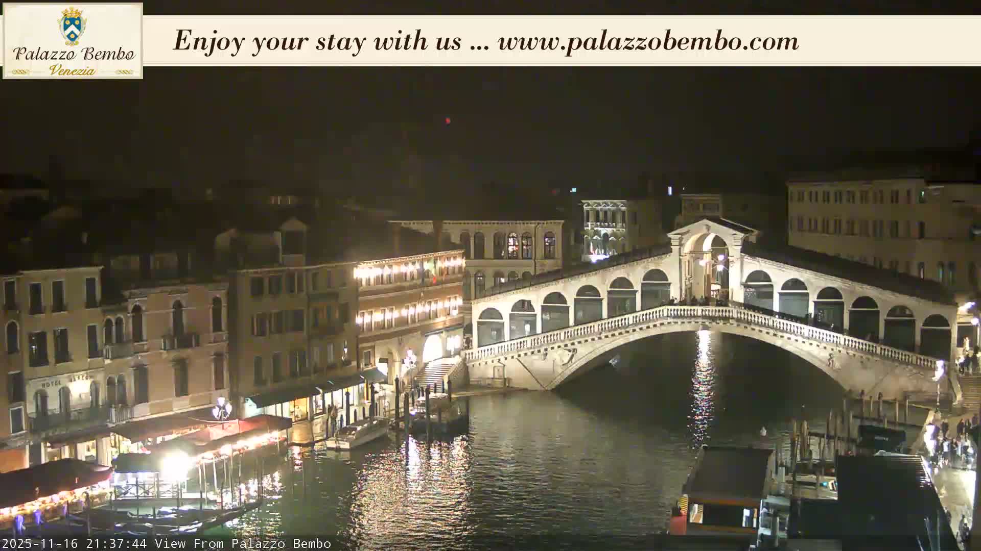 Venice, Rialto Bridge in Grand Canal Live Cam - Venice, Veneto, Italy