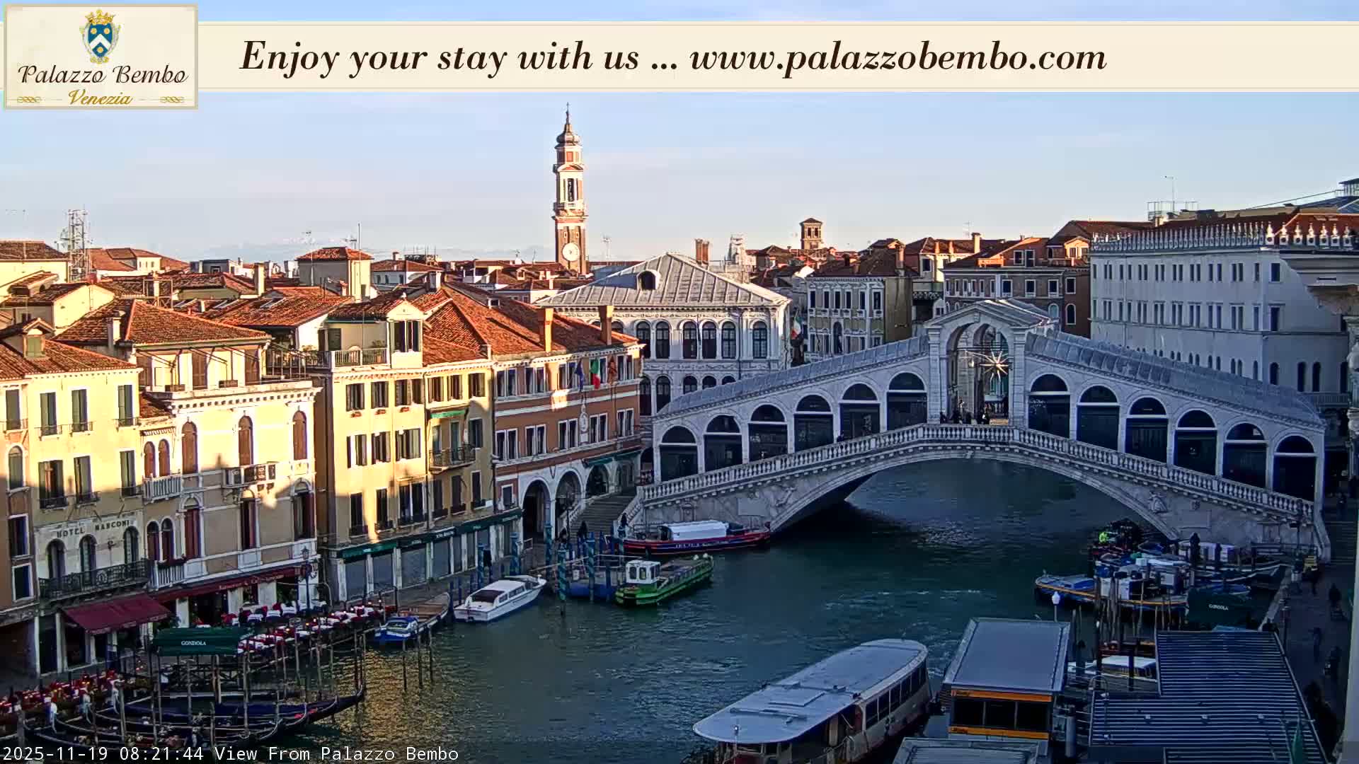 Venice, Rialto Bridge in Grand Canal Live Cam - Venice, Veneto, Italy