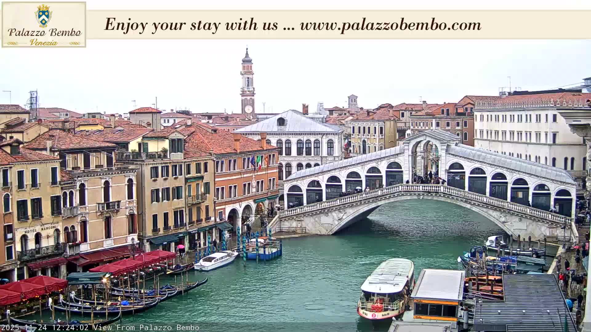 Venice, Rialto Bridge in Grand Canal Live Cam - Venice, Veneto, Italy