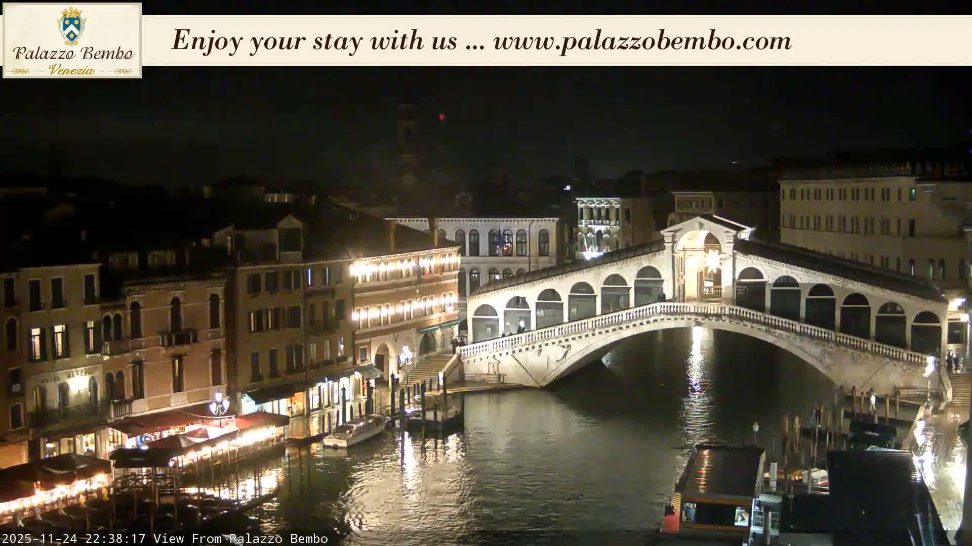 Venice, Rialto Bridge in Grand Canal Live Cam - Venice, Veneto, Italy