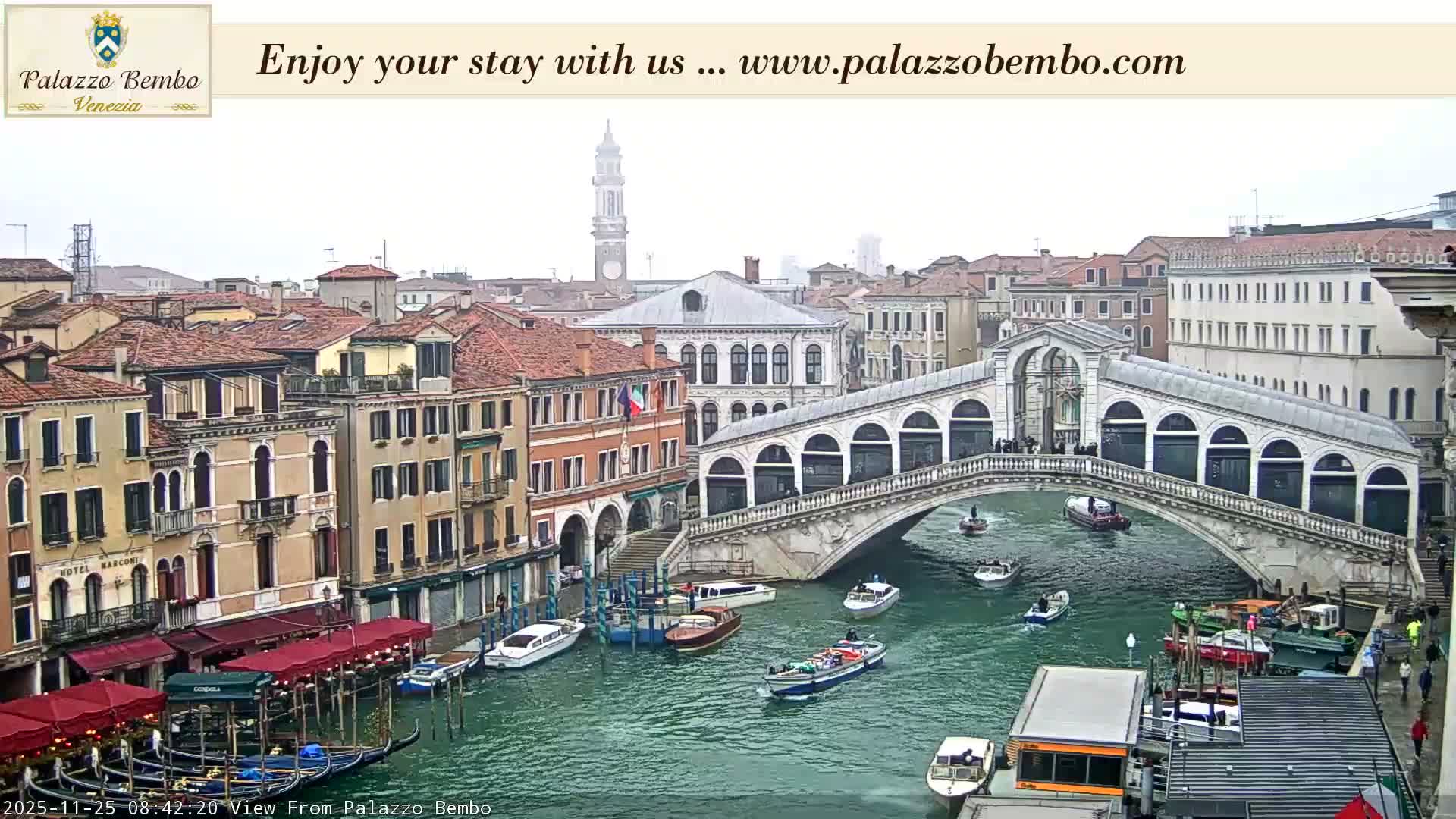 Venice, Rialto Bridge in Grand Canal Live Cam - Venice, Veneto, Italy