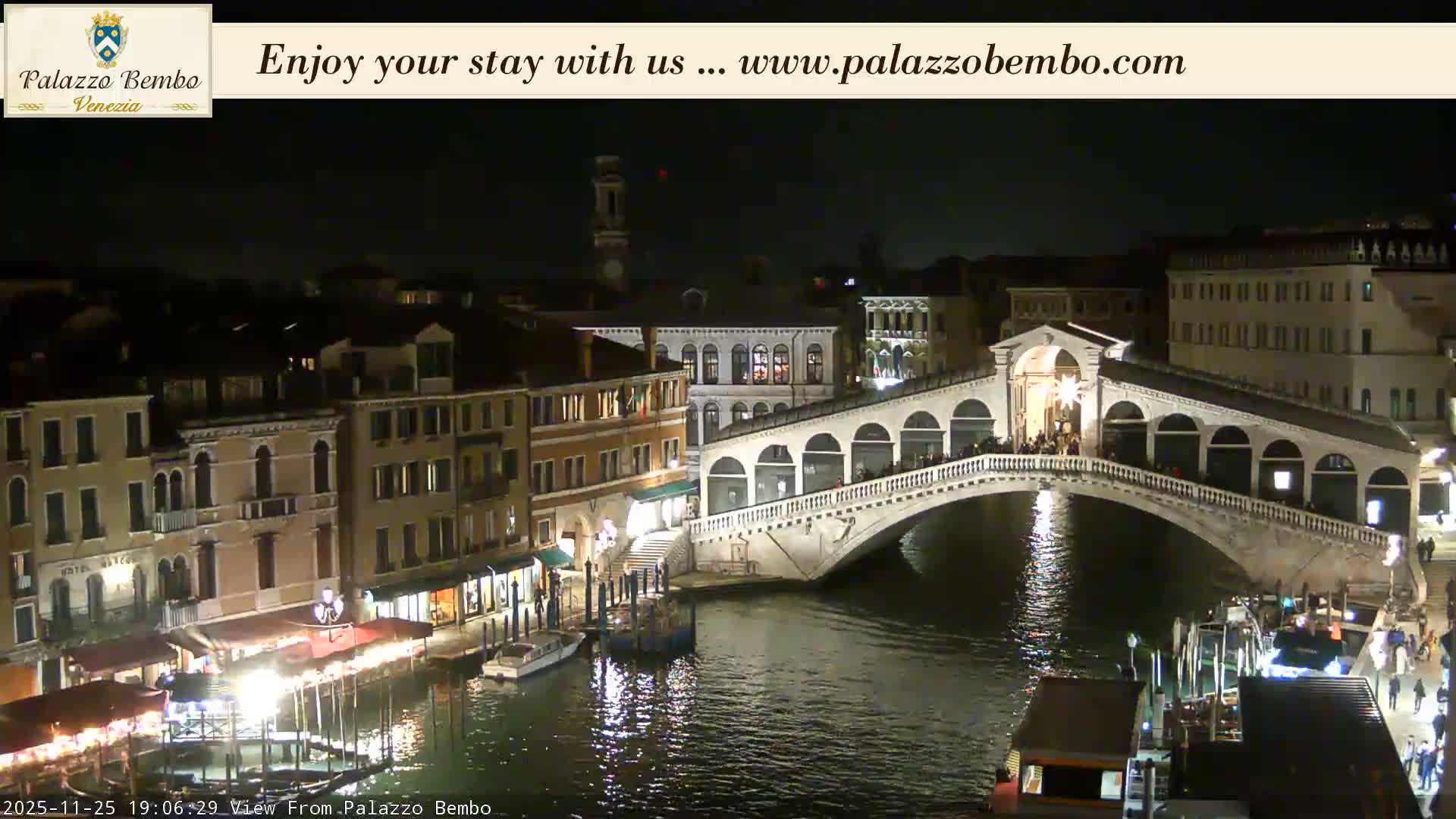 Venice, Rialto Bridge in Grand Canal Live Cam - Venice, Veneto, Italy