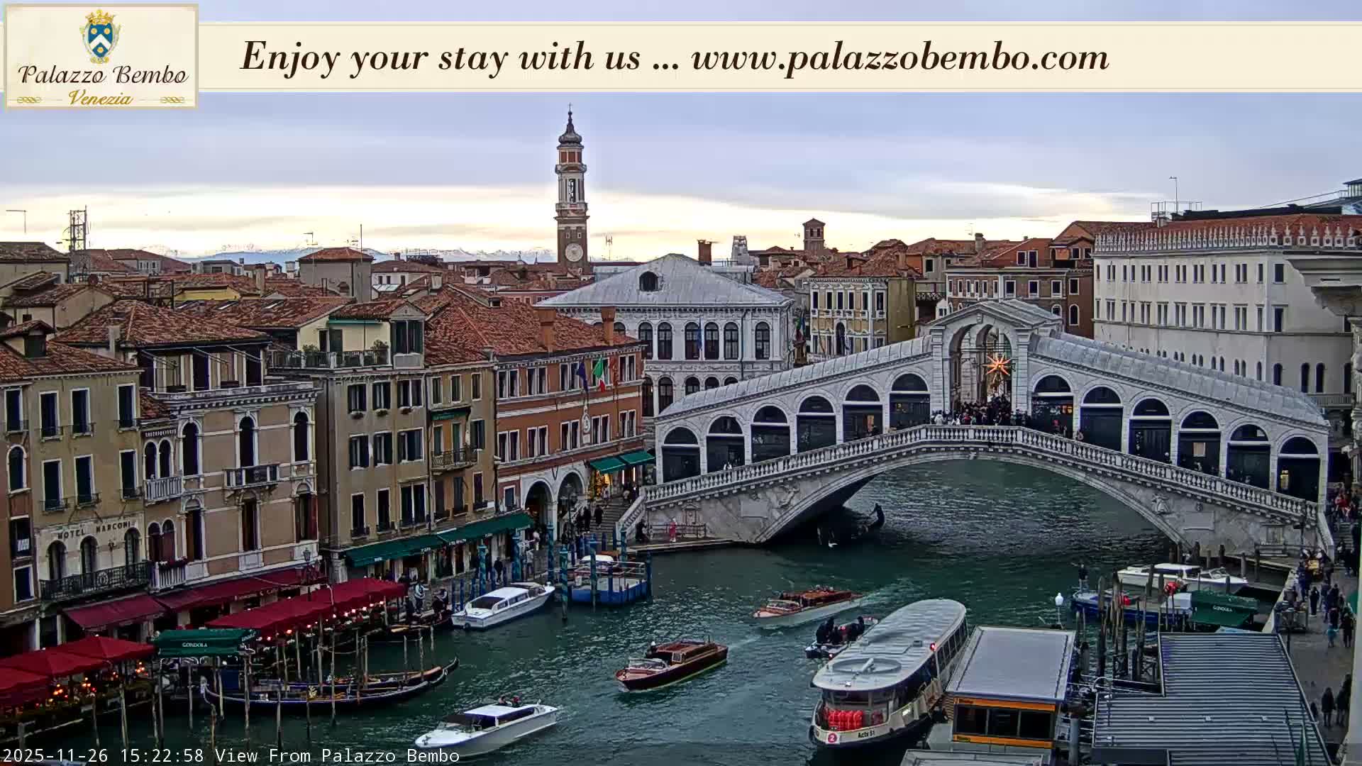 Venice, Rialto Bridge in Grand Canal Live Cam - Venice, Veneto, Italy