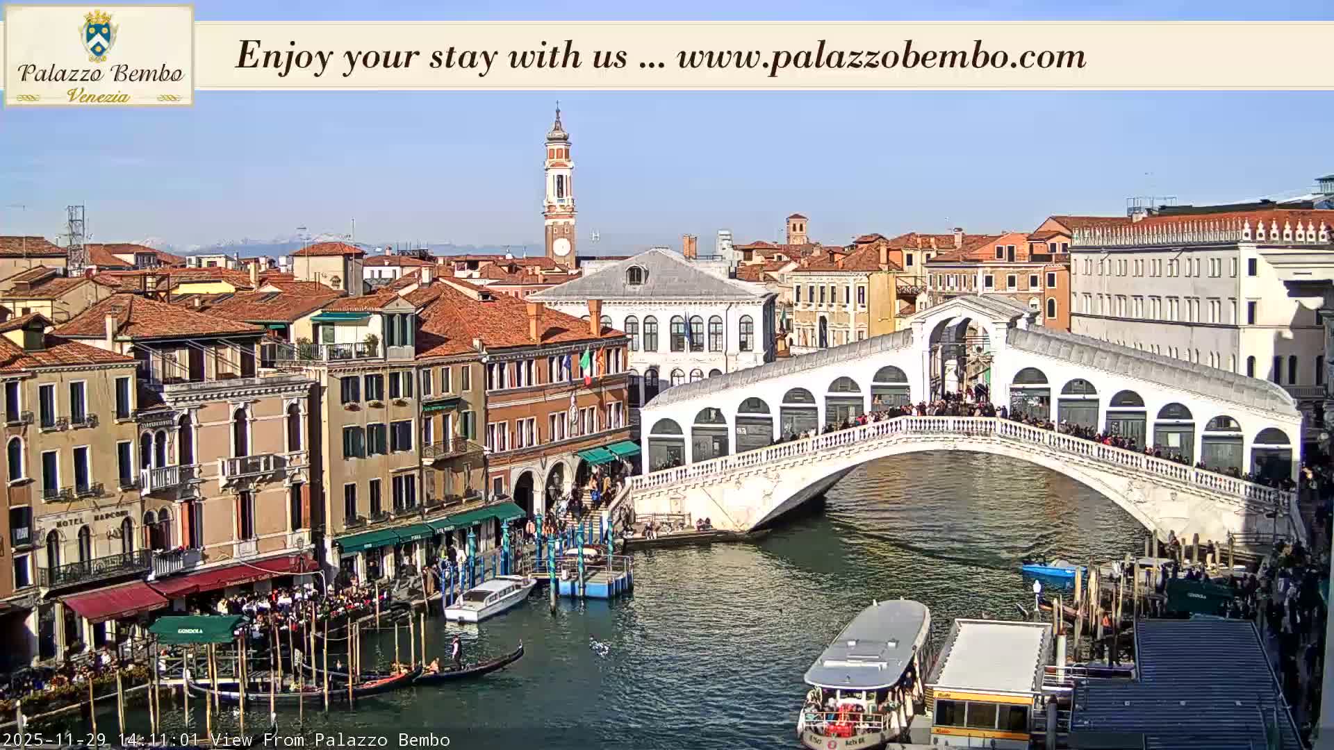 Venice, Rialto Bridge in Grand Canal Live Cam - Venice, Veneto, Italy