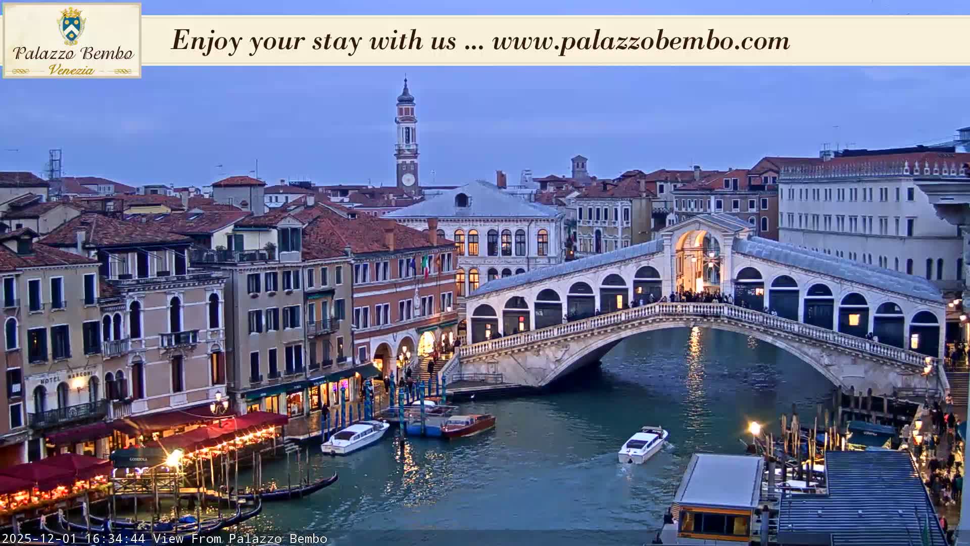 Venice, Rialto Bridge in Grand Canal Live Cam - Venice, Veneto, Italy