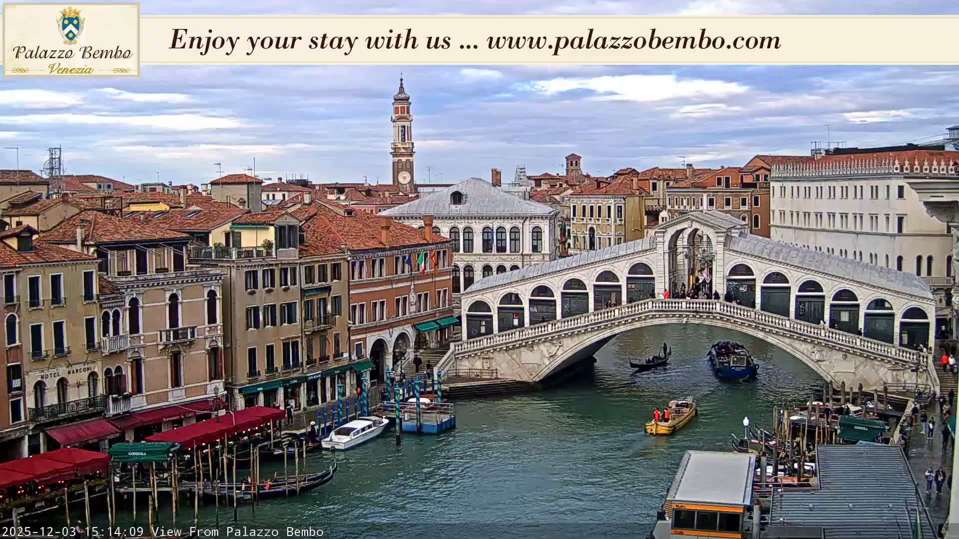 Venice, Rialto Bridge in Grand Canal Live Cam - Venice, Veneto, Italy