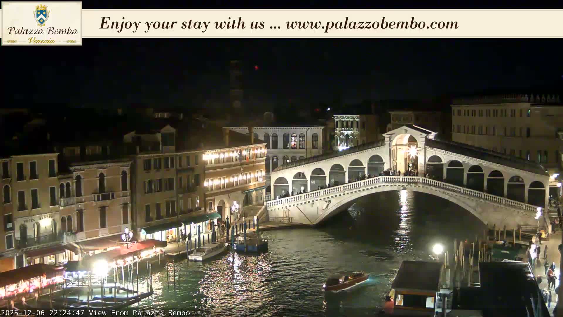 Venice, Rialto Bridge in Grand Canal Live Cam - Venice, Veneto, Italy