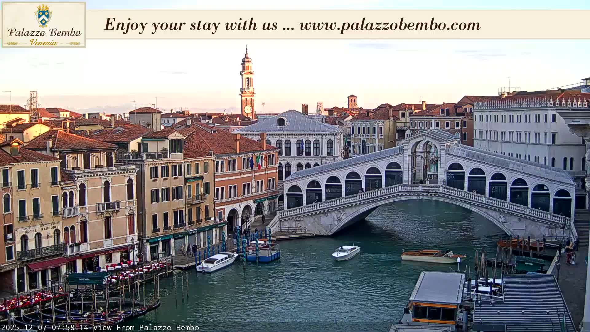 Venice, Rialto Bridge in Grand Canal Live Cam - Venice, Veneto, Italy