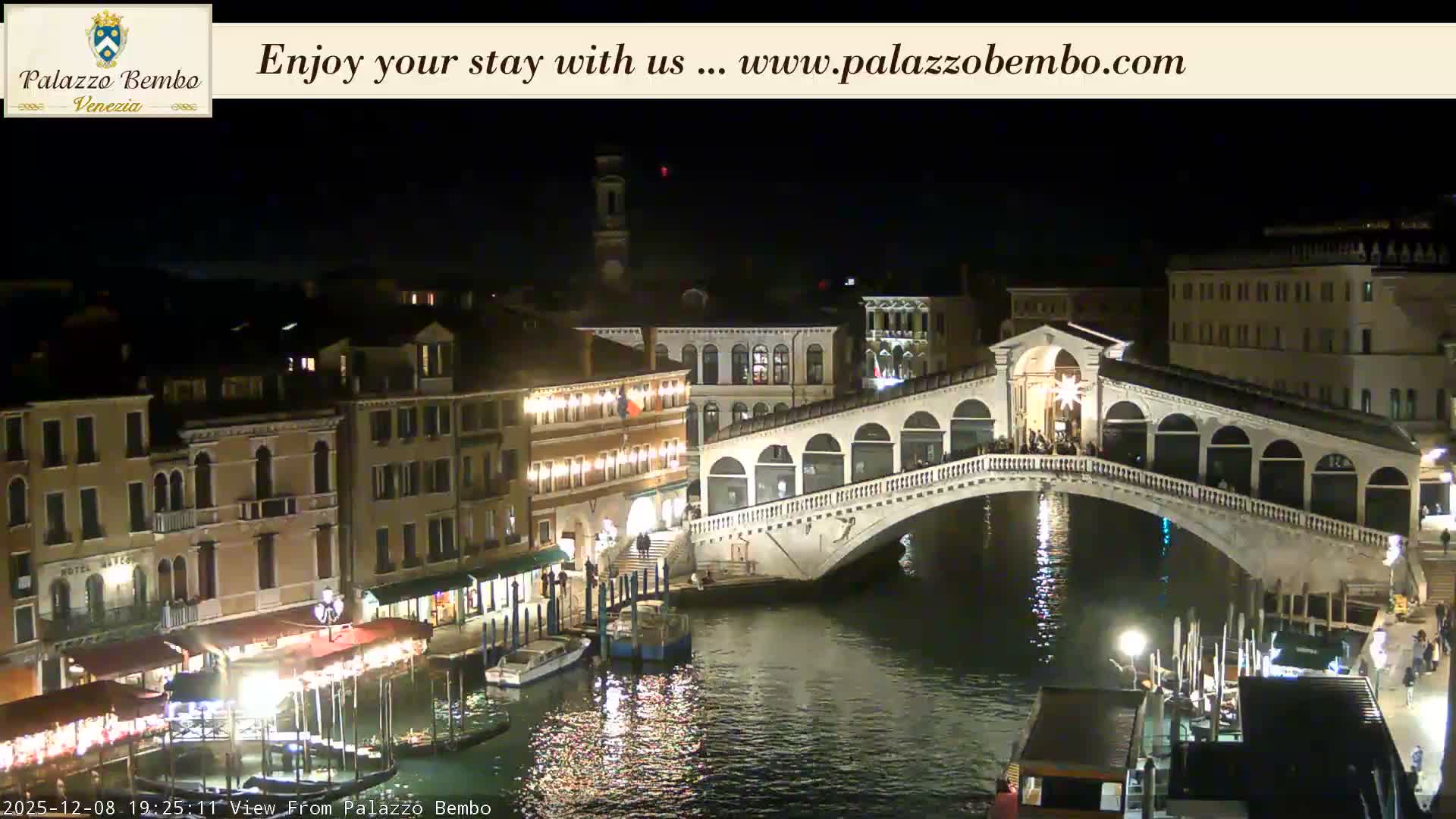 Venice, Rialto Bridge in Grand Canal Live Cam - Venice, Veneto, Italy