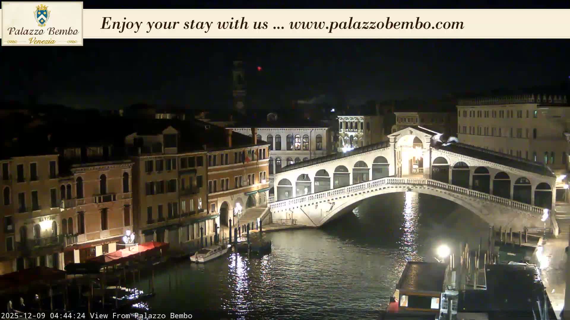 Venice, Rialto Bridge in Grand Canal Live Cam - Venice, Veneto, Italy