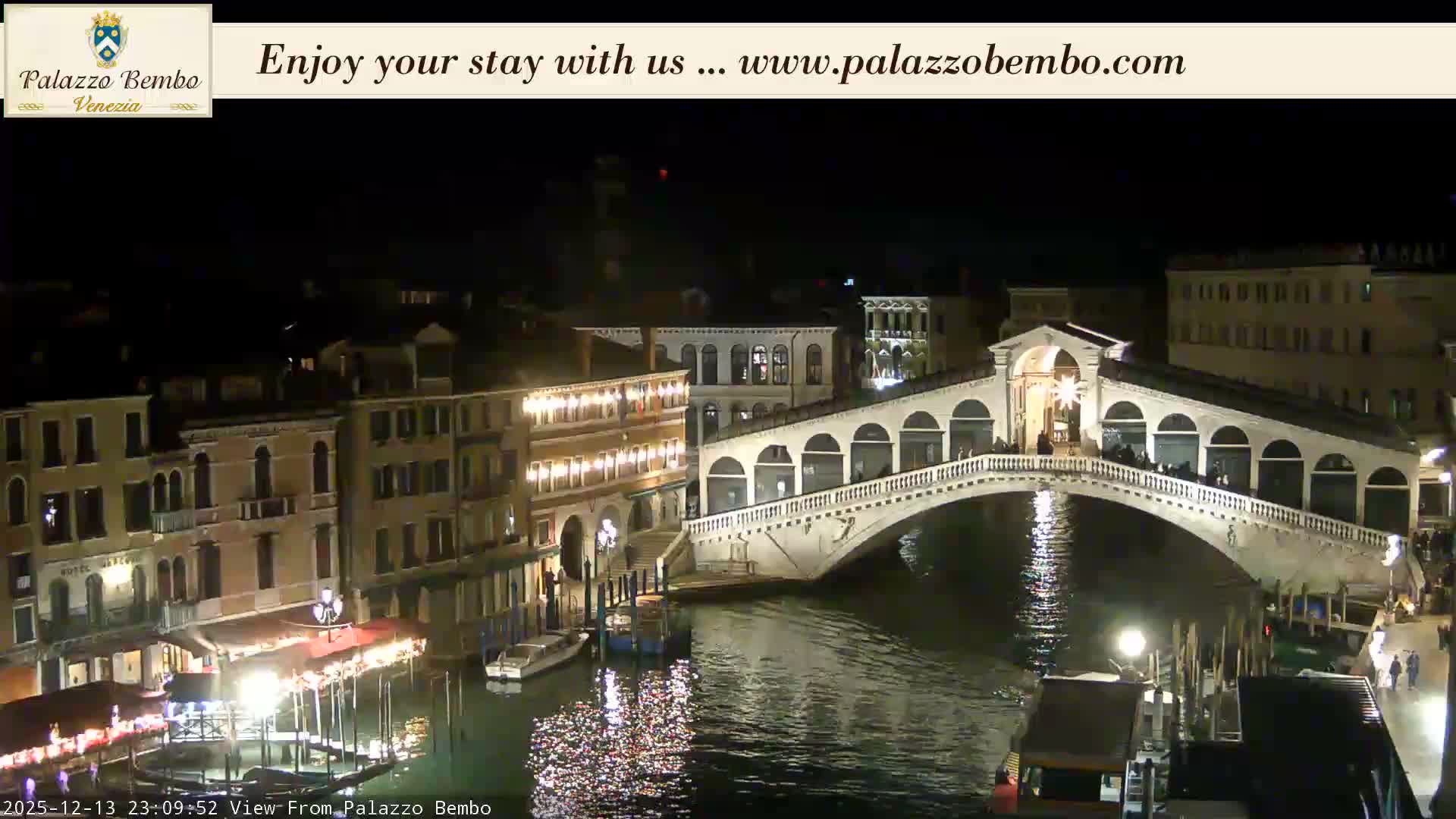Venice, Rialto Bridge in Grand Canal Live Cam - Venice, Veneto, Italy