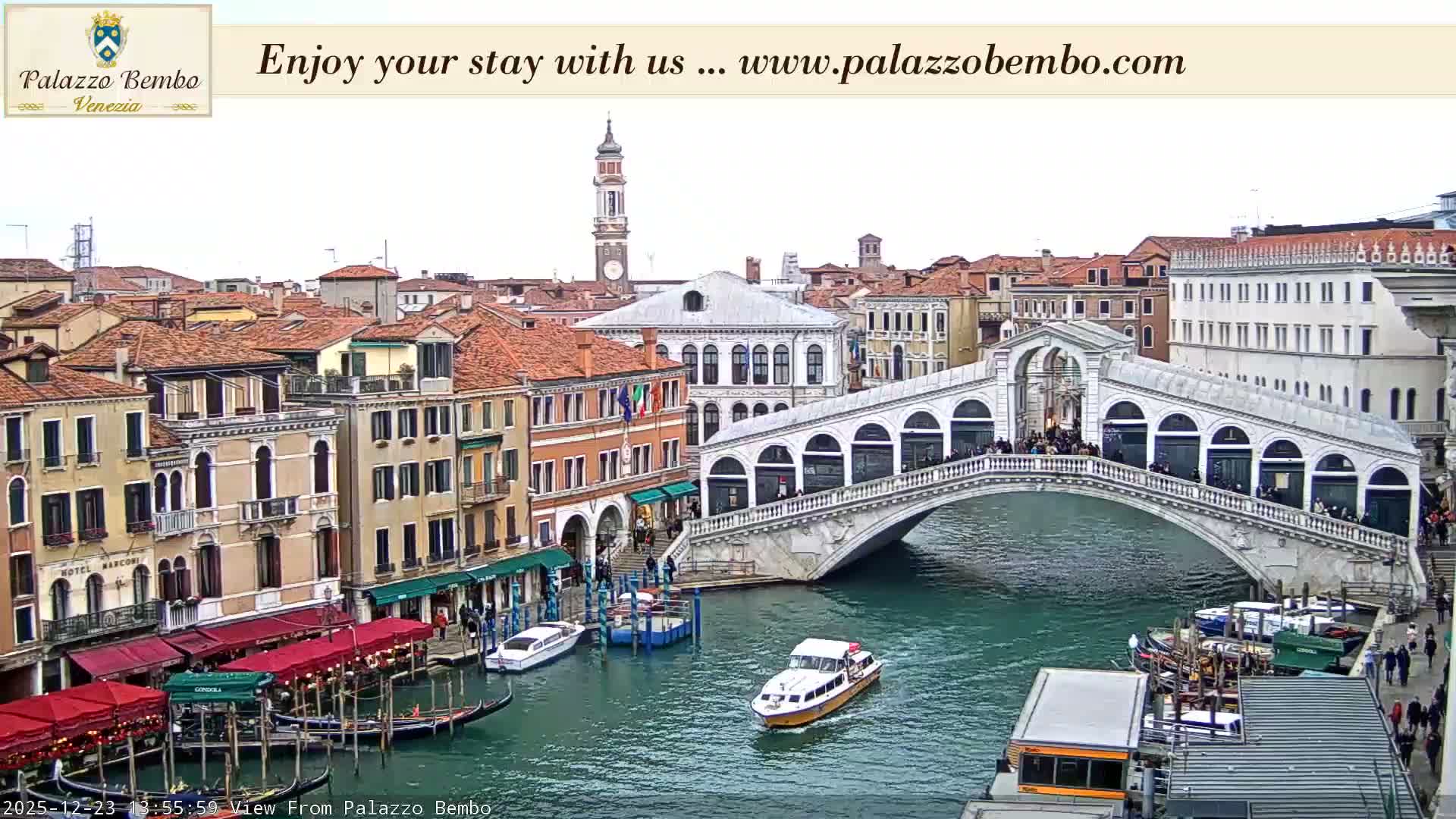 Venice, Rialto Bridge in Grand Canal Live Cam - Venice, Veneto, Italy