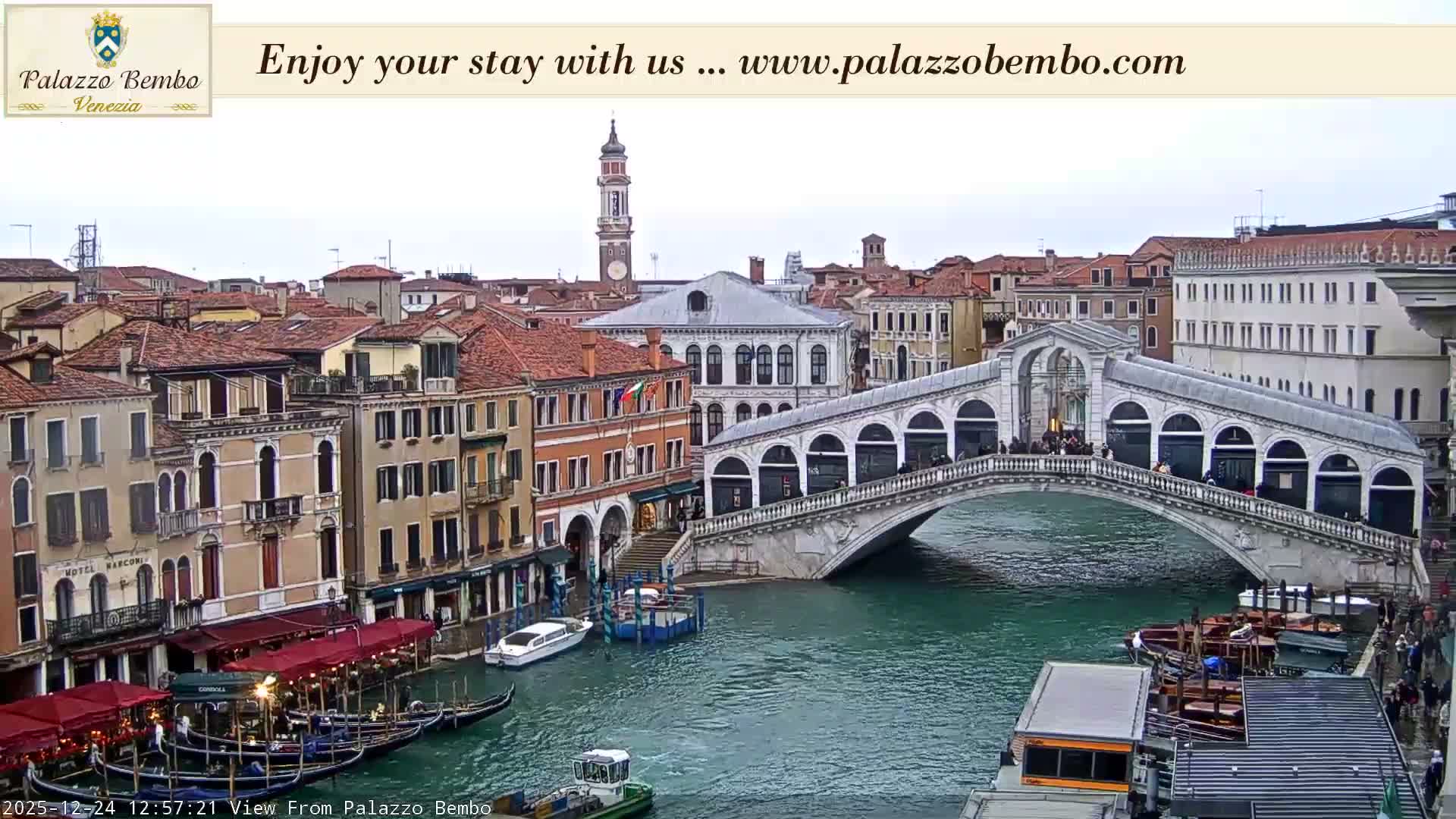 Venice, Rialto Bridge in Grand Canal Live Cam - Venice, Veneto, Italy