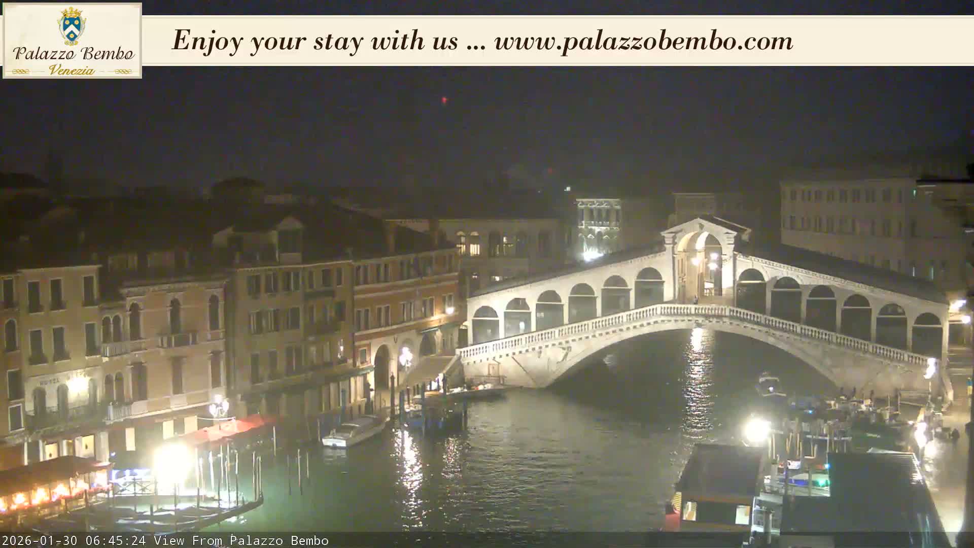 Venice, Rialto Bridge in Grand Canal Live Cam - Venice, Veneto, Italy