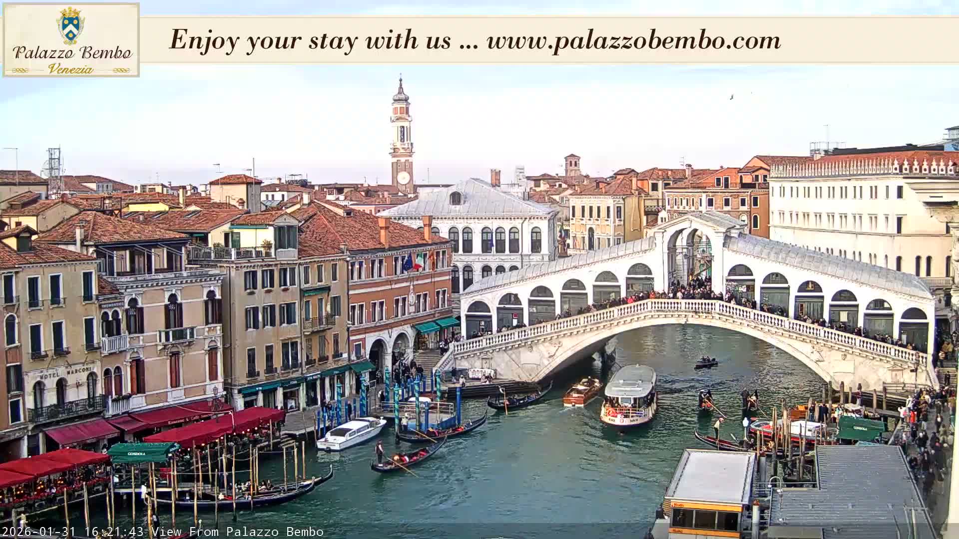 Venice, Rialto Bridge in Grand Canal Live Cam - Venice, Veneto, Italy