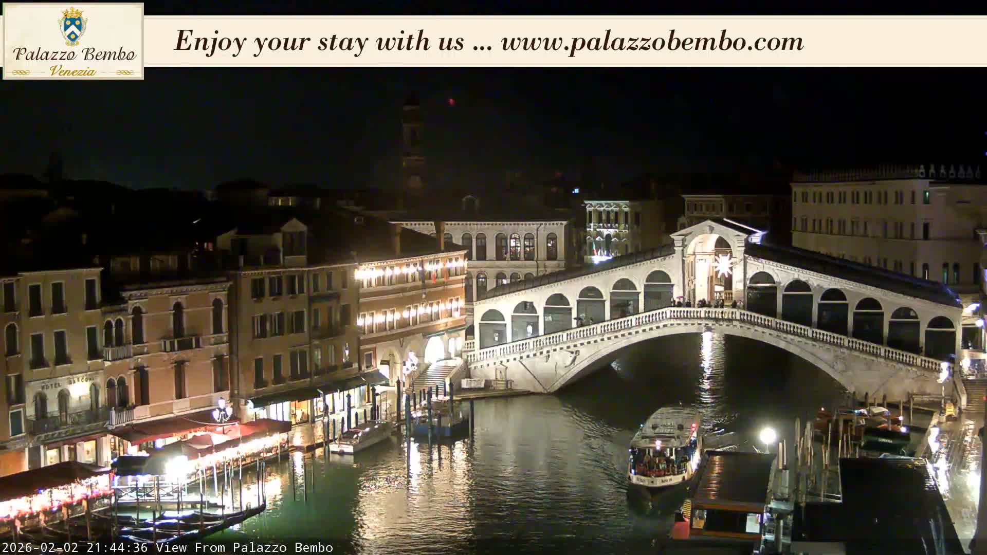 Venice, Rialto Bridge in Grand Canal Live Cam - Venice, Veneto, Italy