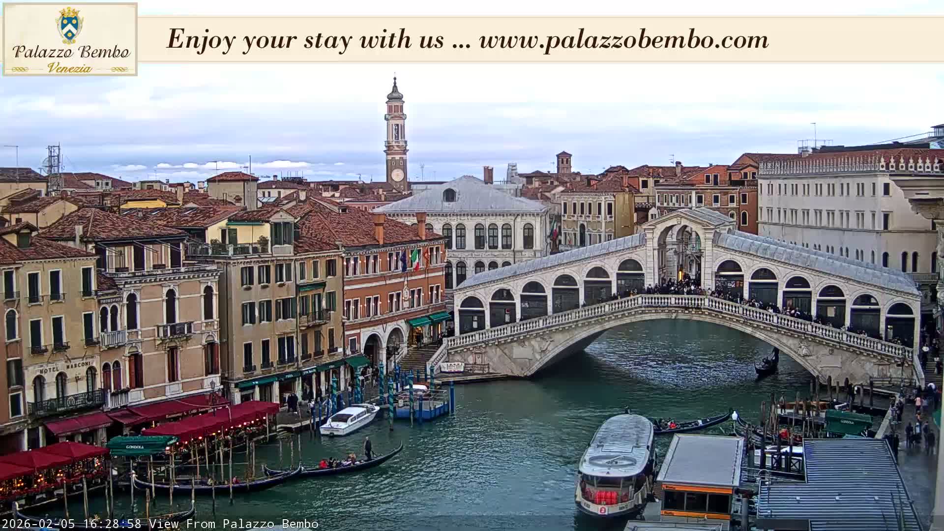 Venice, Rialto Bridge in Grand Canal Live Cam - Venice, Veneto, Italy