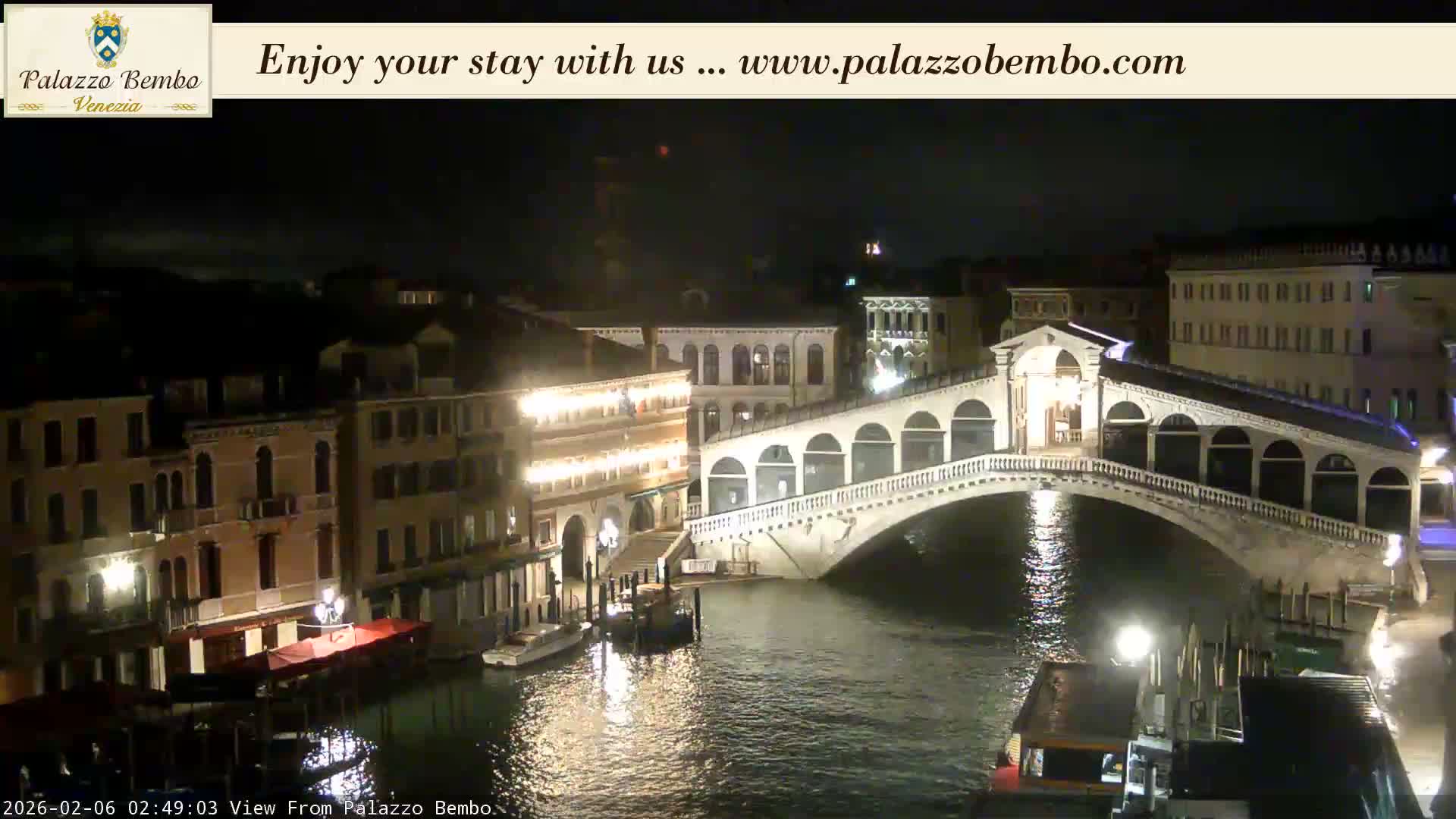 Venice, Rialto Bridge in Grand Canal Live Cam - Venice, Veneto, Italy