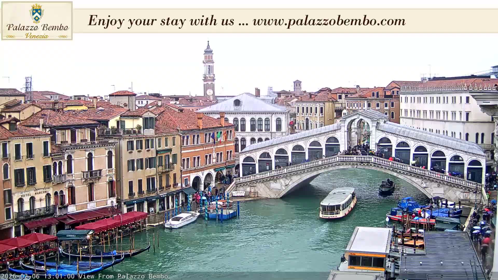 Venice, Rialto Bridge in Grand Canal Live Cam - Venice, Veneto, Italy
