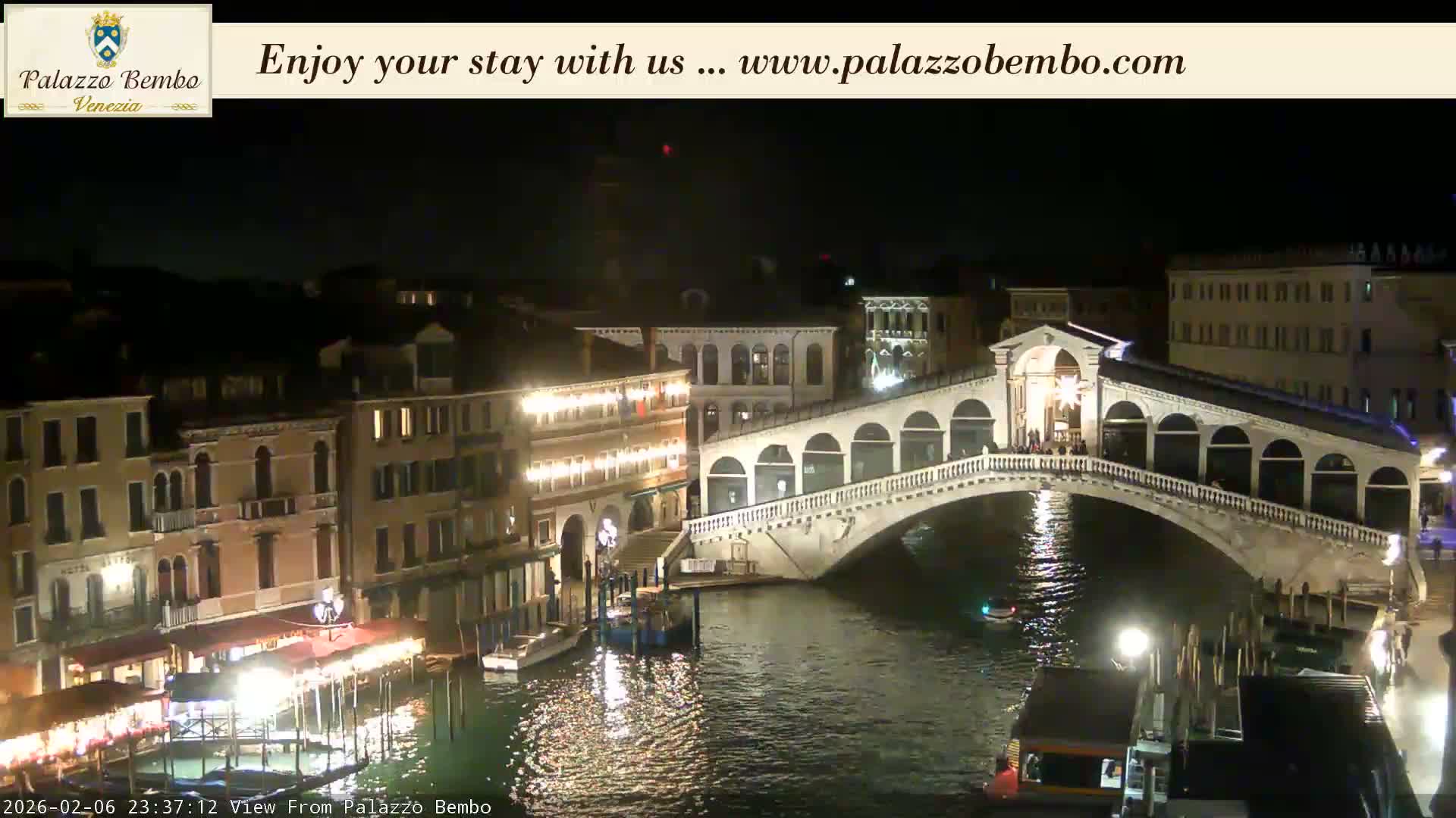Venice, Rialto Bridge in Grand Canal Live Cam - Venice, Veneto, Italy