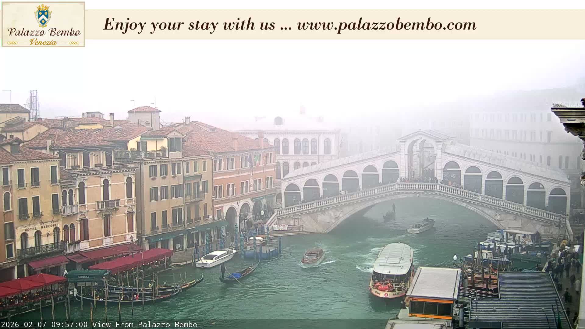 Venice, Rialto Bridge in Grand Canal Live Cam - Venice, Veneto, Italy