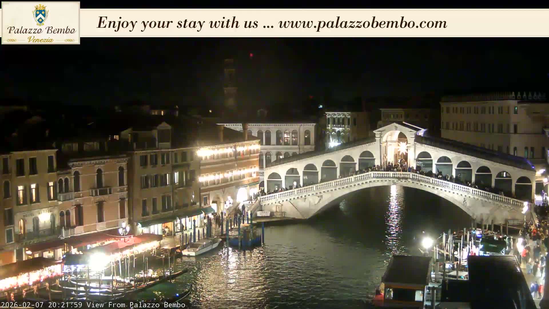 Venice, Rialto Bridge in Grand Canal Live Cam - Venice, Veneto, Italy