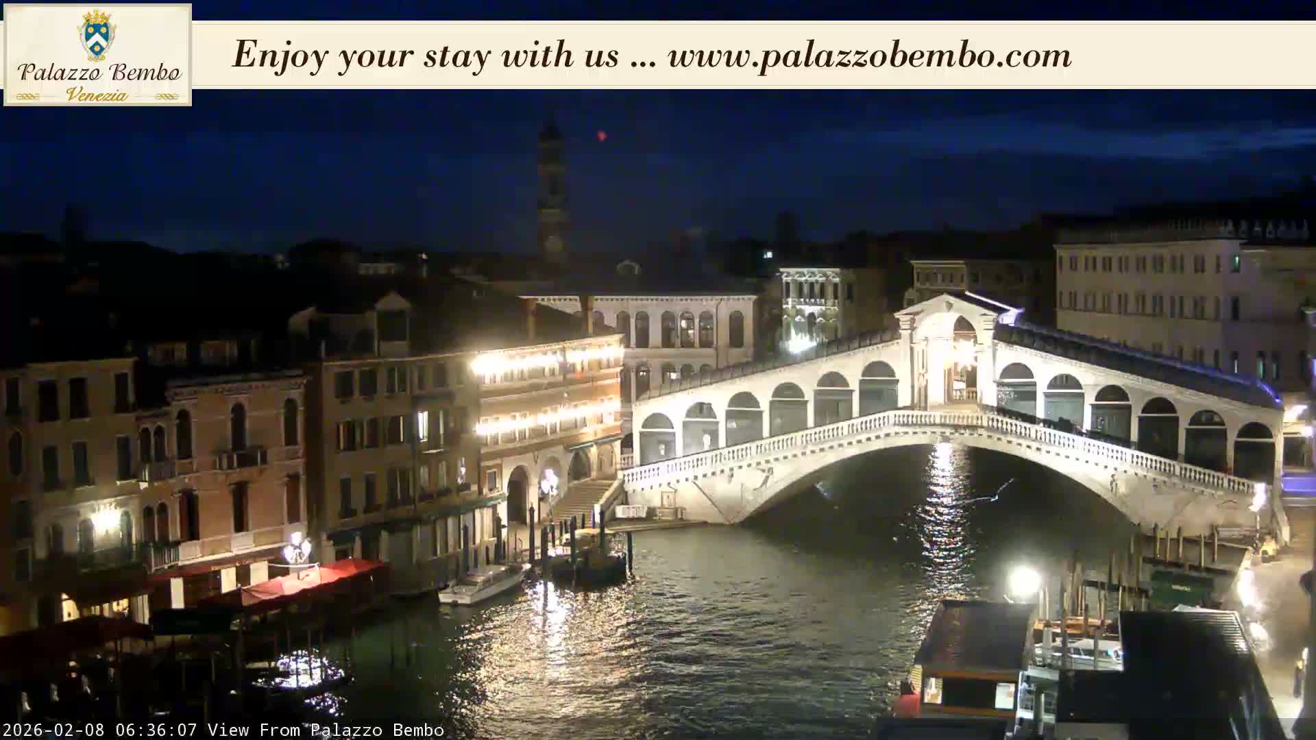 Venice, Rialto Bridge in Grand Canal Live Cam - Venice, Veneto, Italy