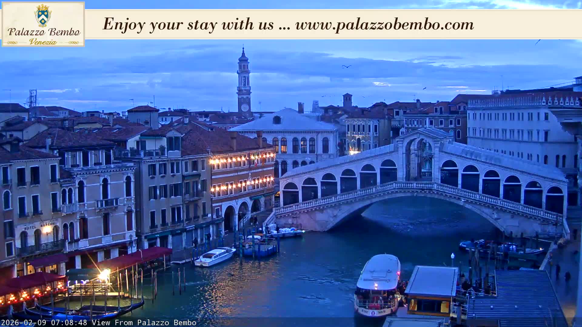 Venice, Rialto Bridge in Grand Canal Live Cam - Venice, Veneto, Italy