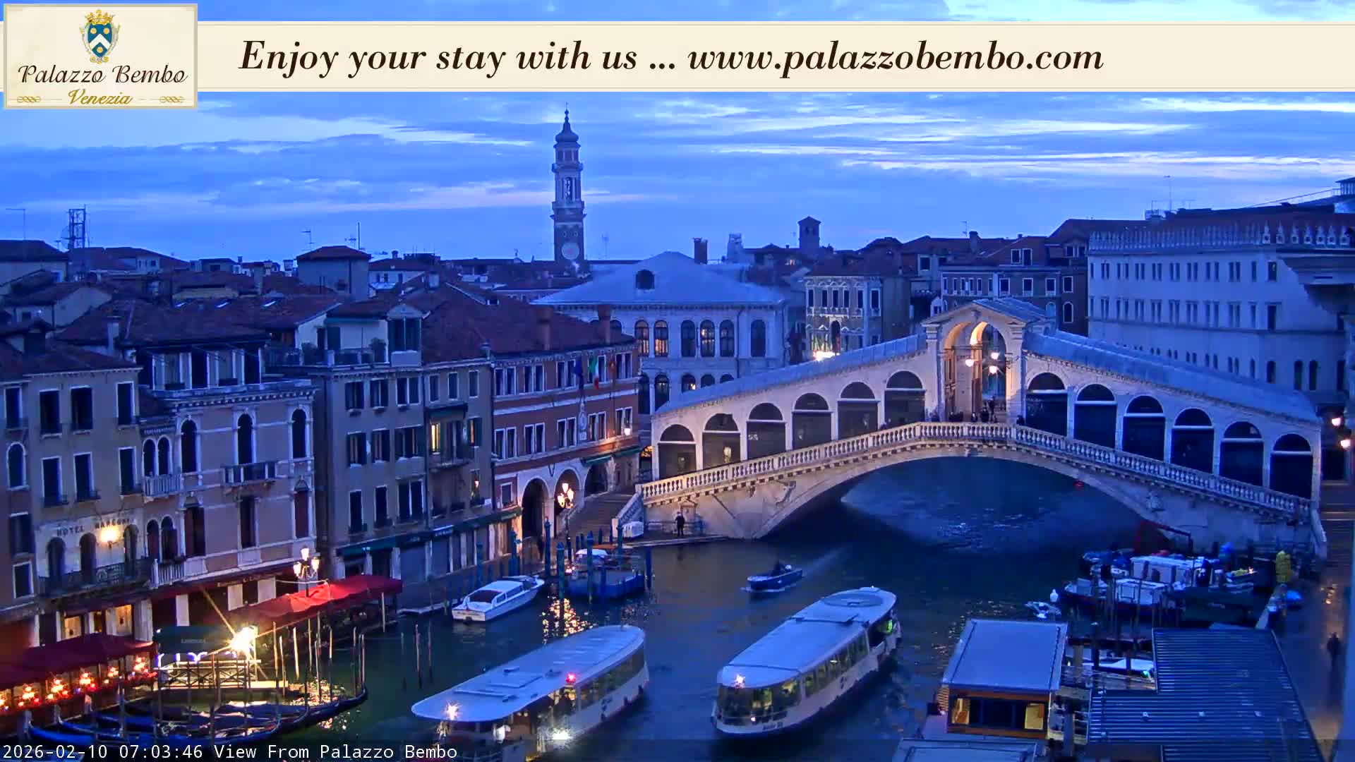 Venice, Rialto Bridge in Grand Canal Live Cam - Venice, Veneto, Italy