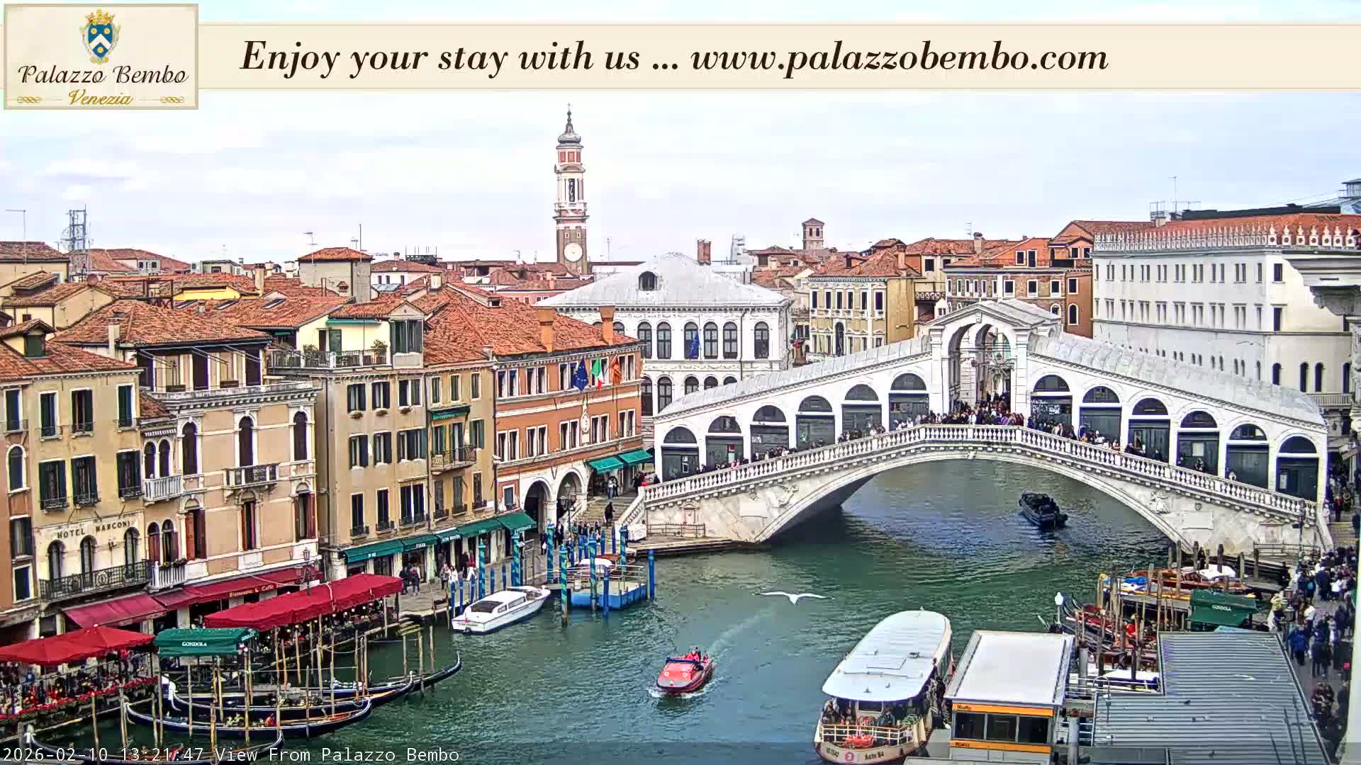 Venice, Rialto Bridge in Grand Canal Live Cam - Venice, Veneto, Italy