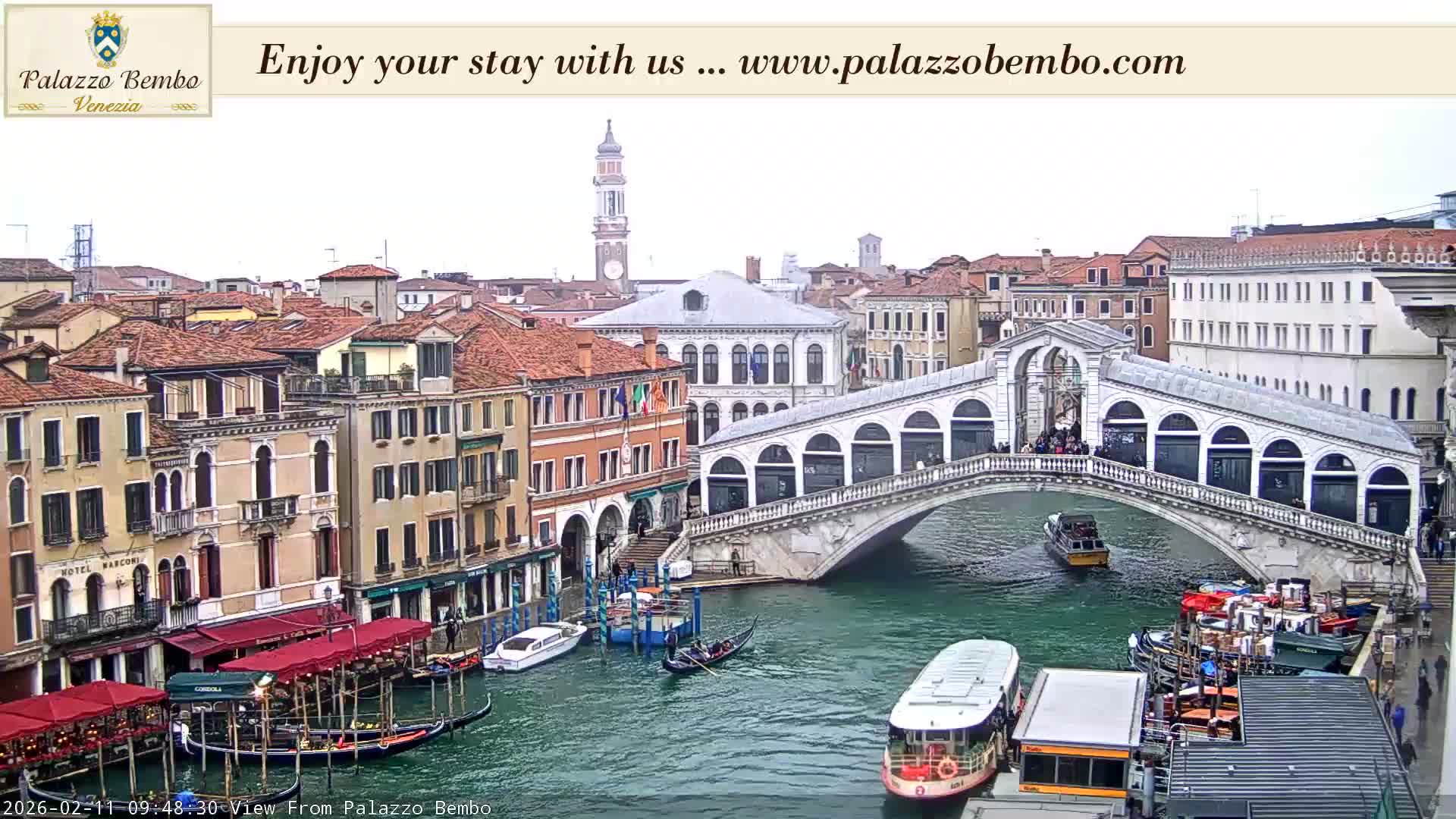 Venice, Rialto Bridge in Grand Canal Live Cam - Venice, Veneto, Italy