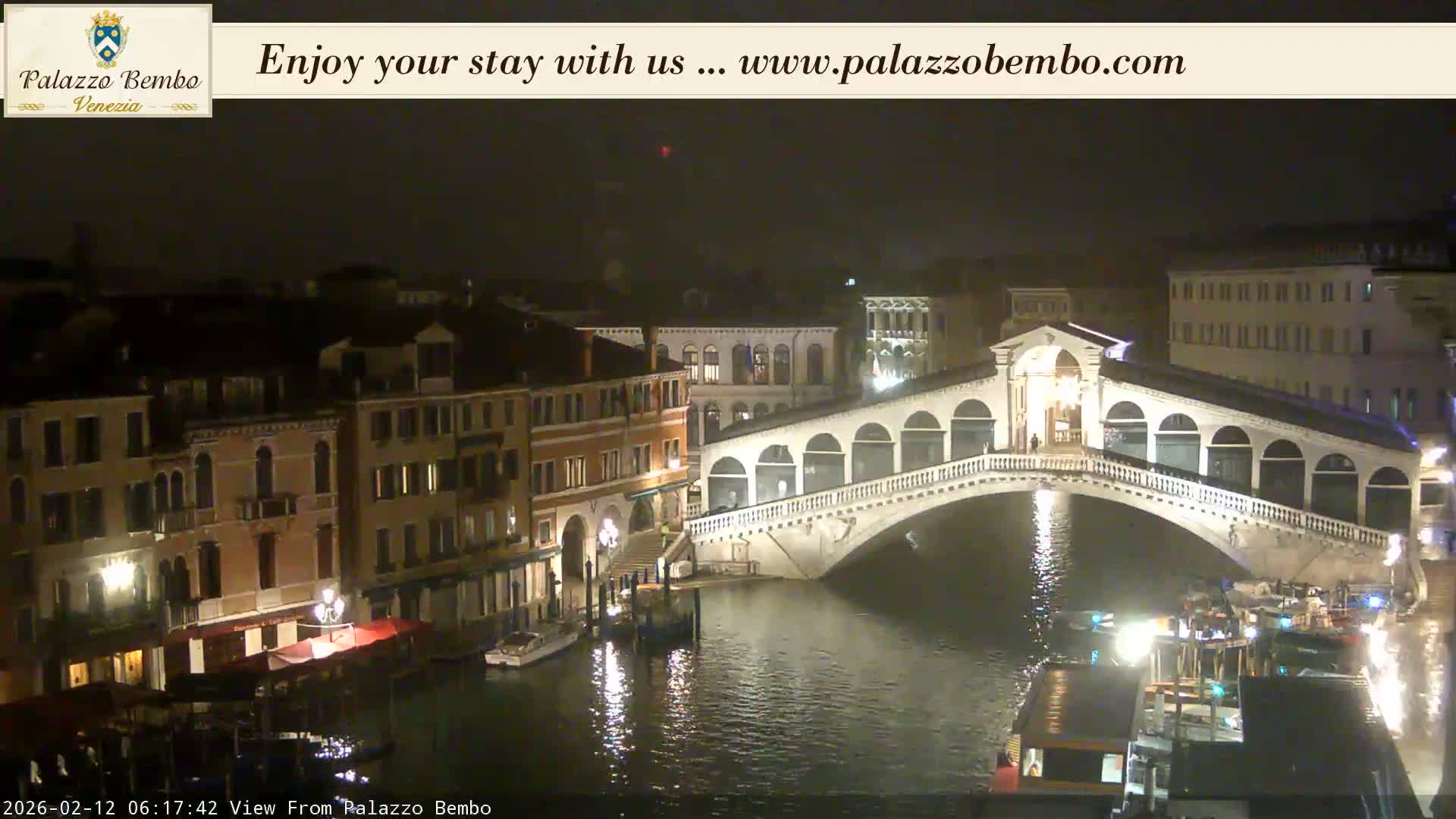 Venice, Rialto Bridge in Grand Canal Live Cam - Venice, Veneto, Italy