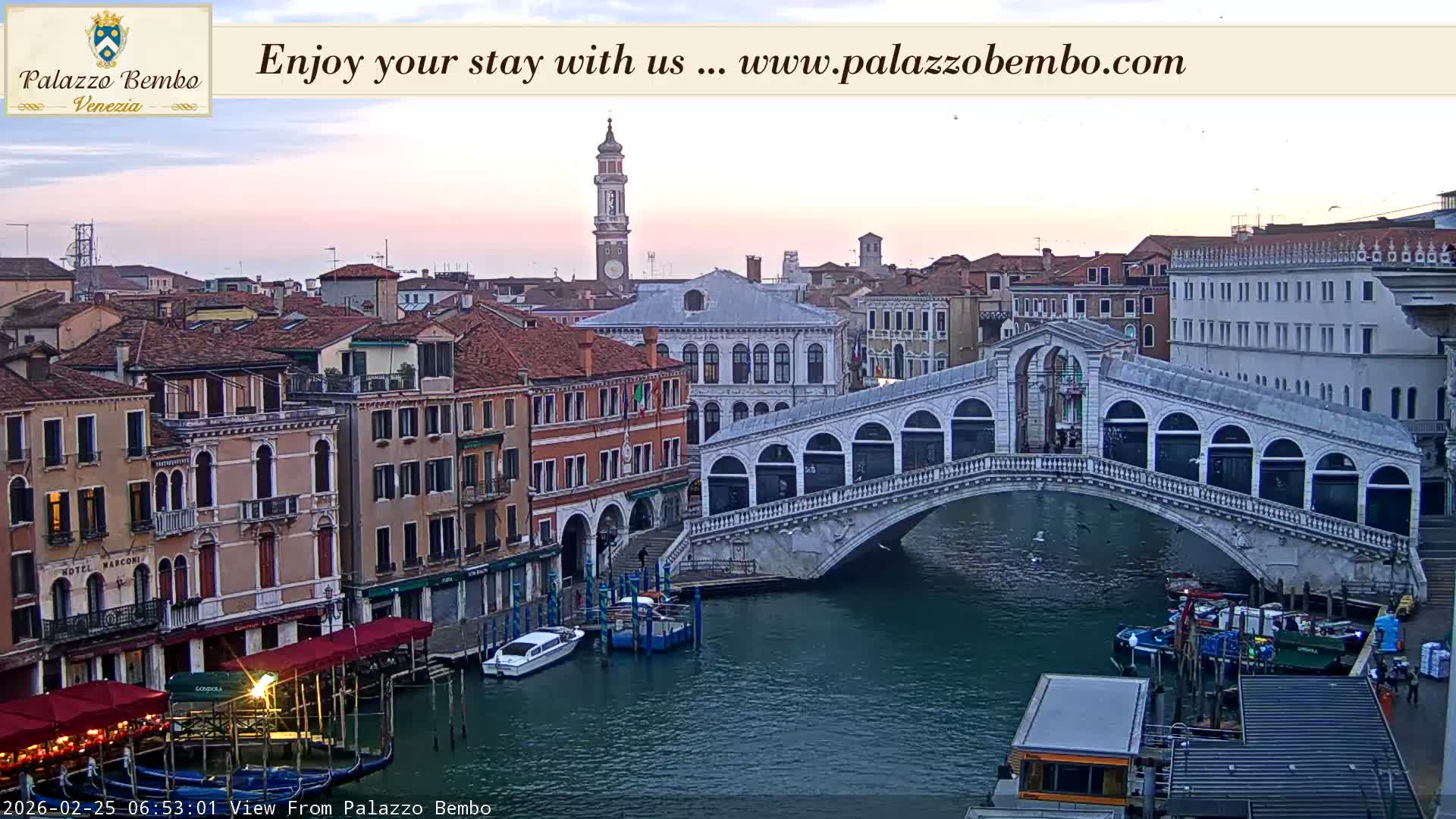 Venice, Rialto Bridge in Grand Canal Live Cam - Venice, Veneto, Italy