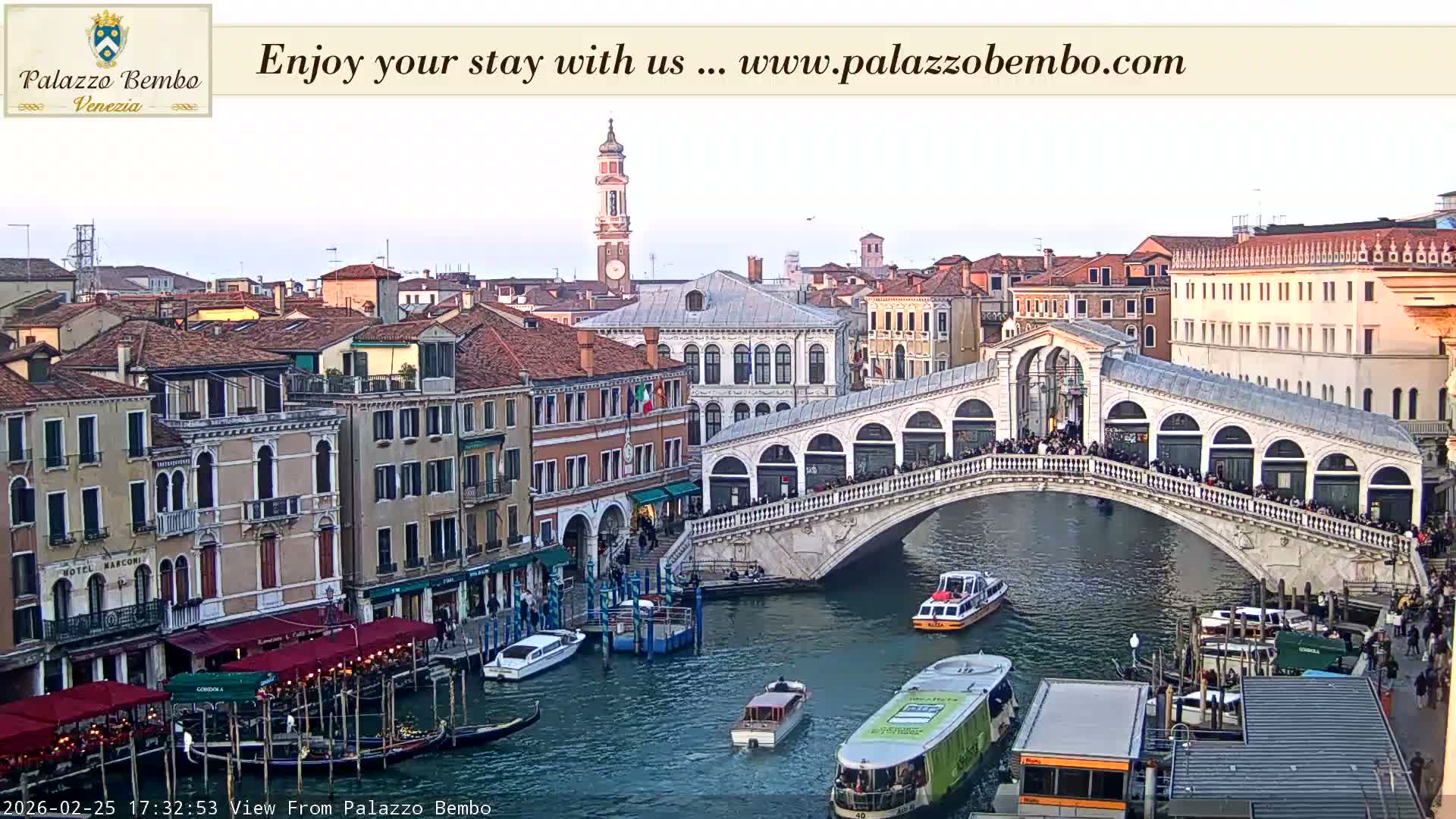 Venice, Rialto Bridge in Grand Canal Live Cam - Venice, Veneto, Italy