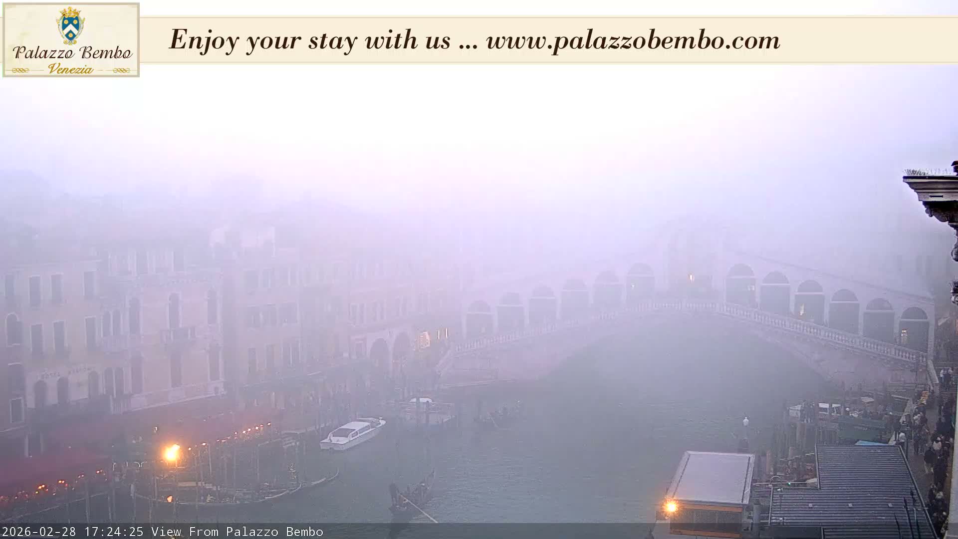 Venice, Rialto Bridge in Grand Canal Live Cam - Venice, Veneto, Italy