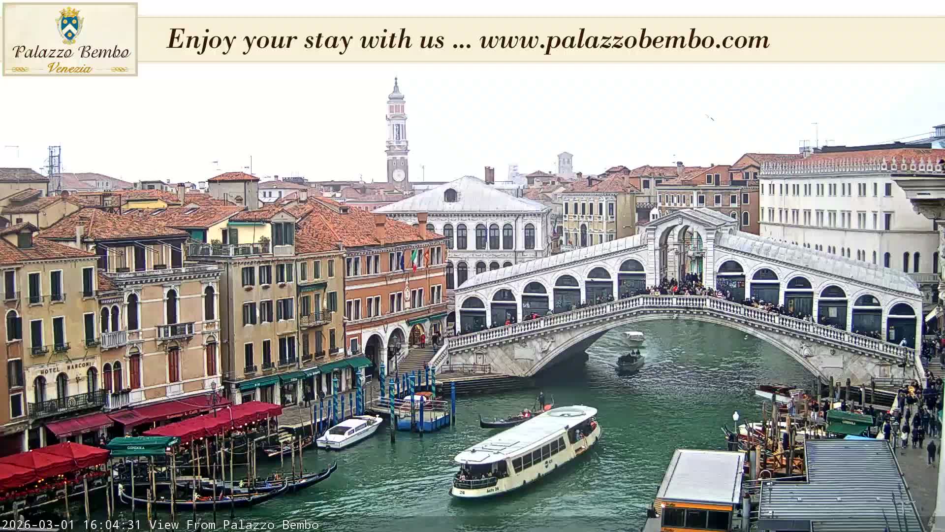 Venice, Rialto Bridge in Grand Canal Live Cam - Venice, Veneto, Italy