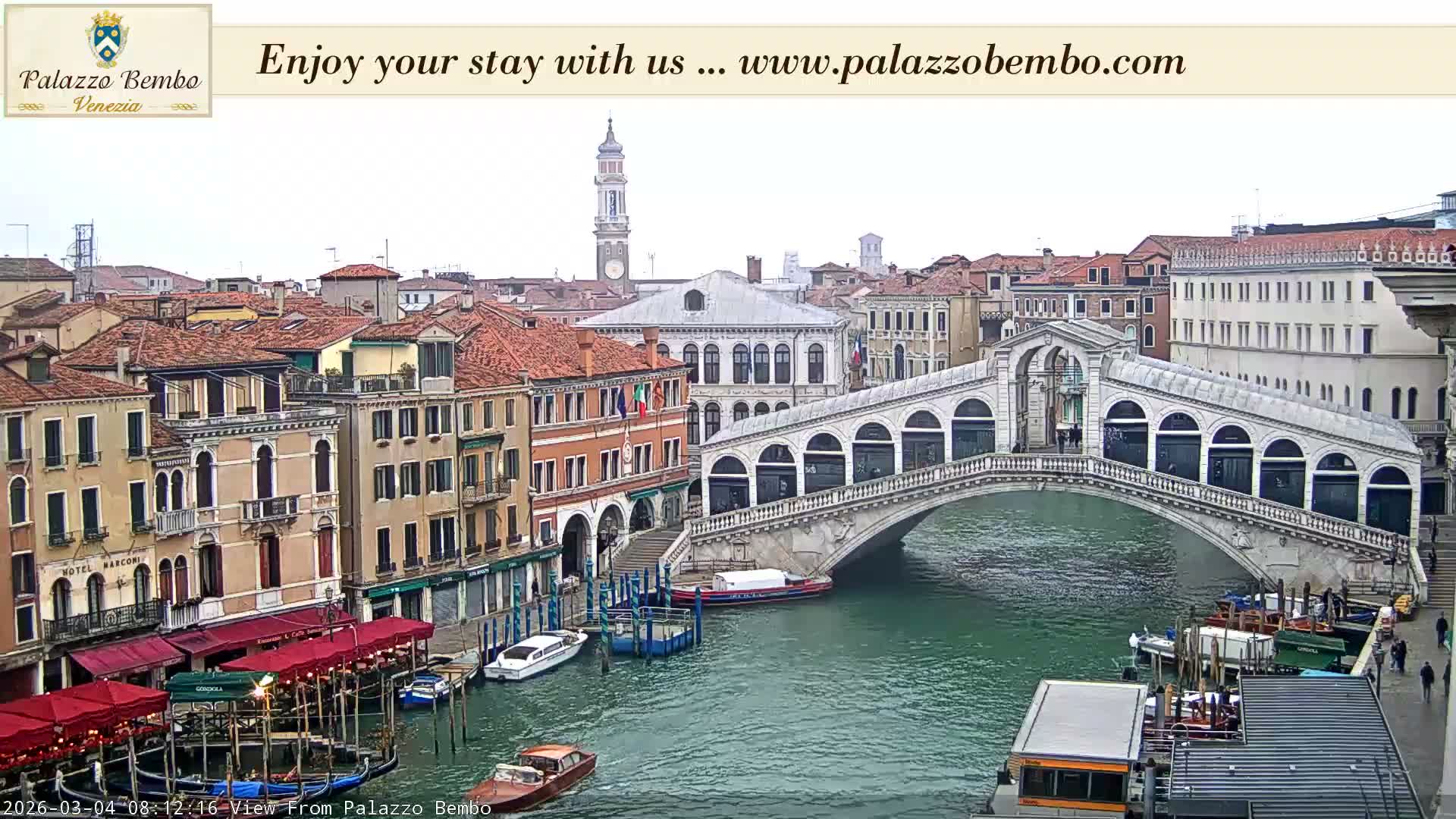 Venice, Rialto Bridge in Grand Canal Live Cam - Venice, Veneto, Italy