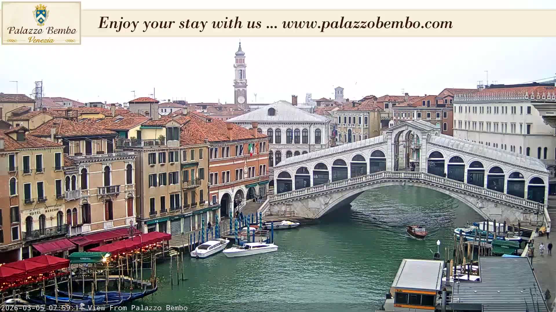 Venice, Rialto Bridge in Grand Canal Live Cam - Venice, Veneto, Italy