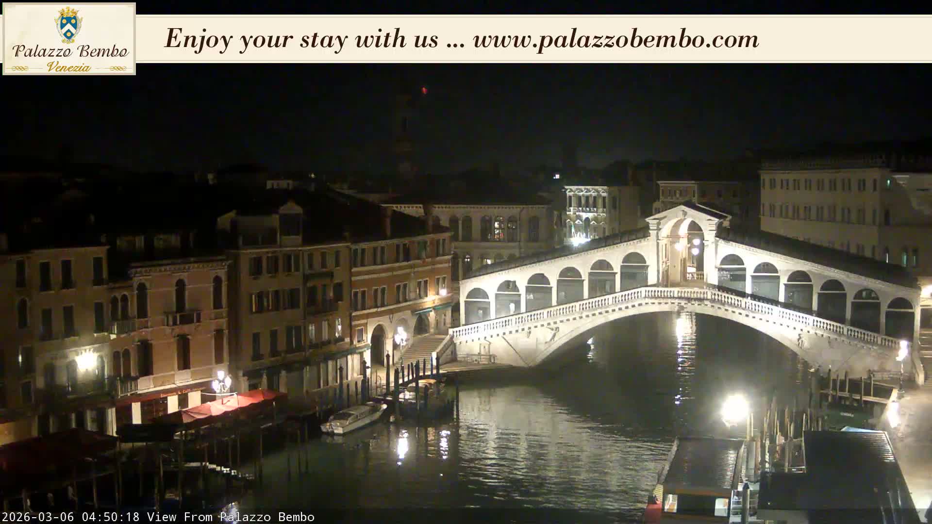 Venice, Rialto Bridge in Grand Canal Live Cam - Venice, Veneto, Italy