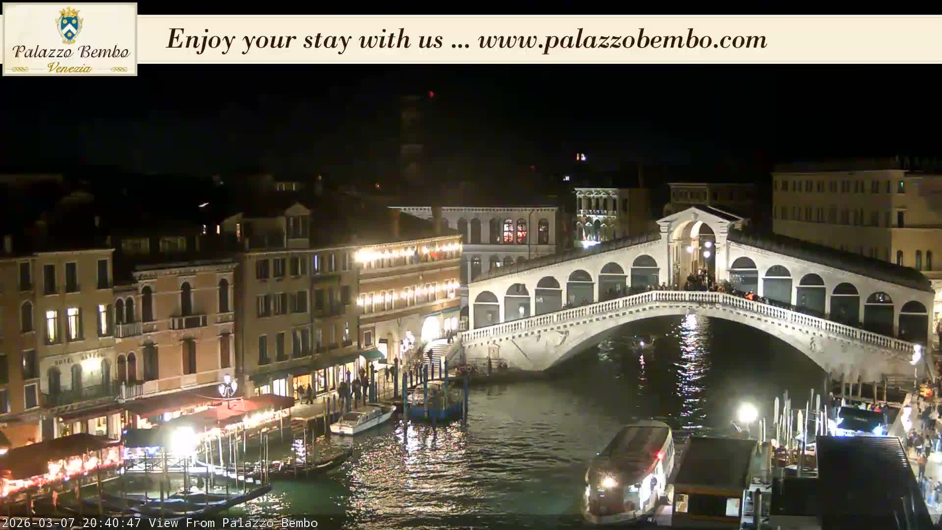 Venice, Rialto Bridge in Grand Canal Live Cam - Venice, Veneto, Italy
