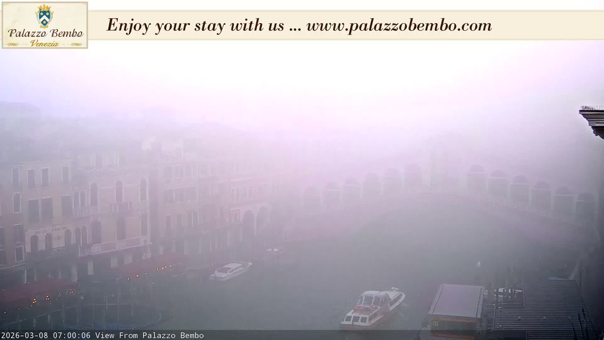 Venice, Rialto Bridge in Grand Canal Live Cam - Venice, Veneto, Italy