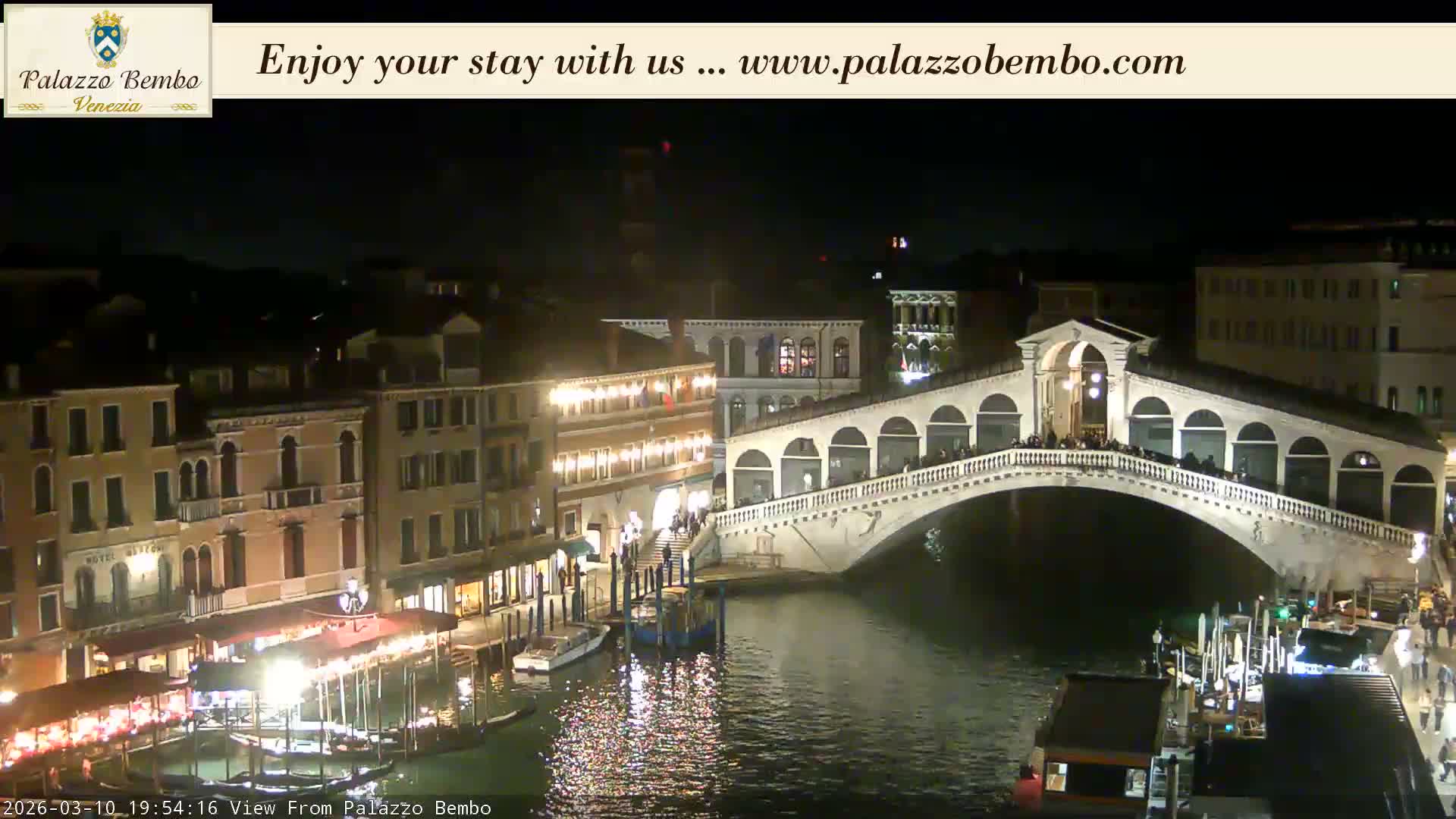 Venice, Rialto Bridge in Grand Canal Live Cam - Venice, Veneto, Italy