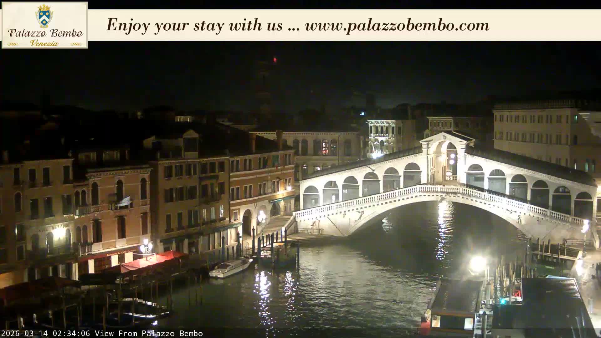 Venice, Rialto Bridge in Grand Canal Live Cam - Venice, Veneto, Italy