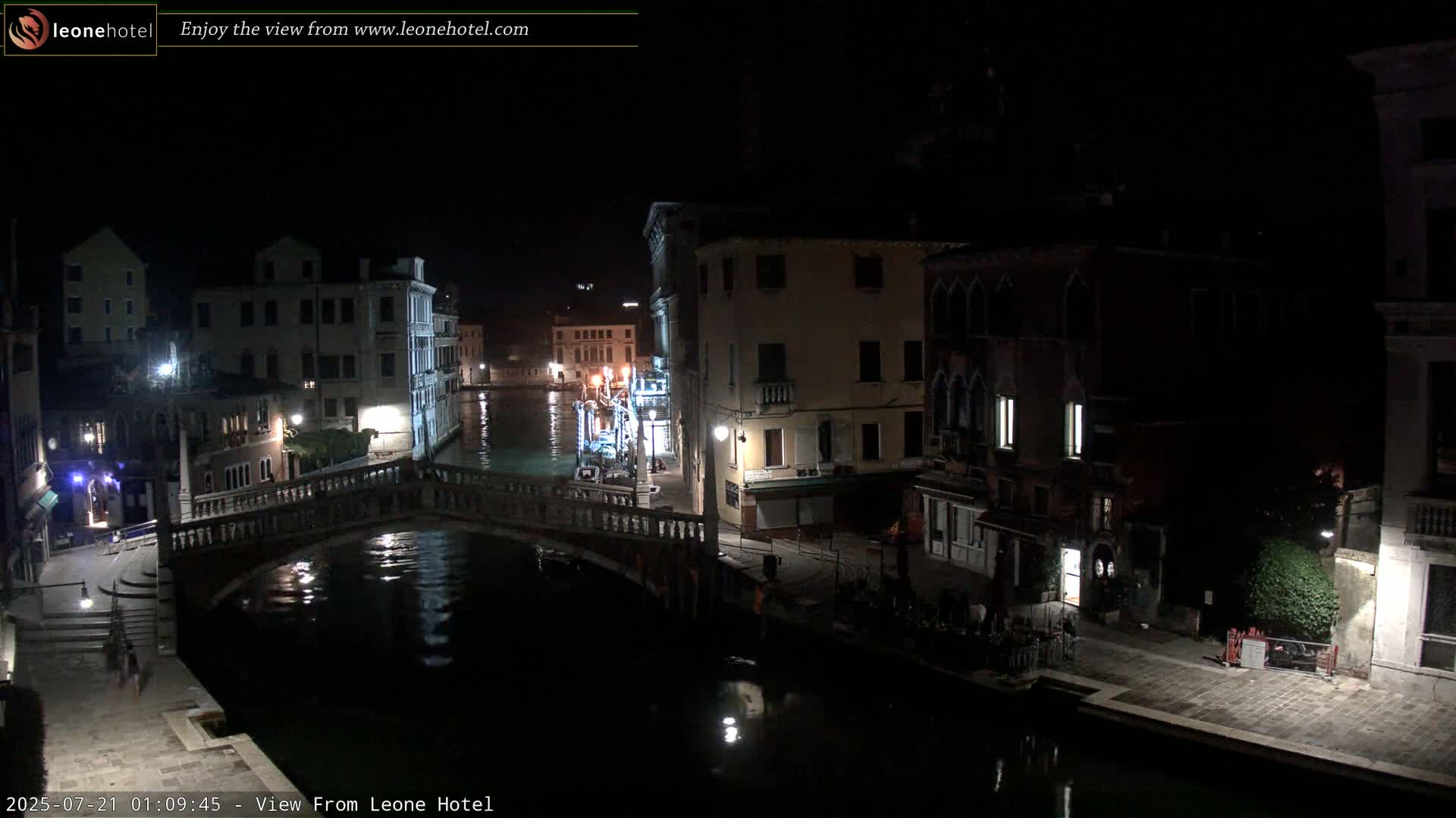 Venice, Canal of Cannaregio , Ponte delle Guglie Bridge Live Cam - Venice, Veneto, Italy