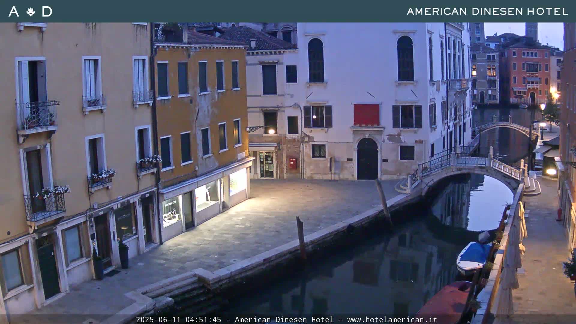 Venice Dorsoduro Canal Live Cam - Veneto, Italy