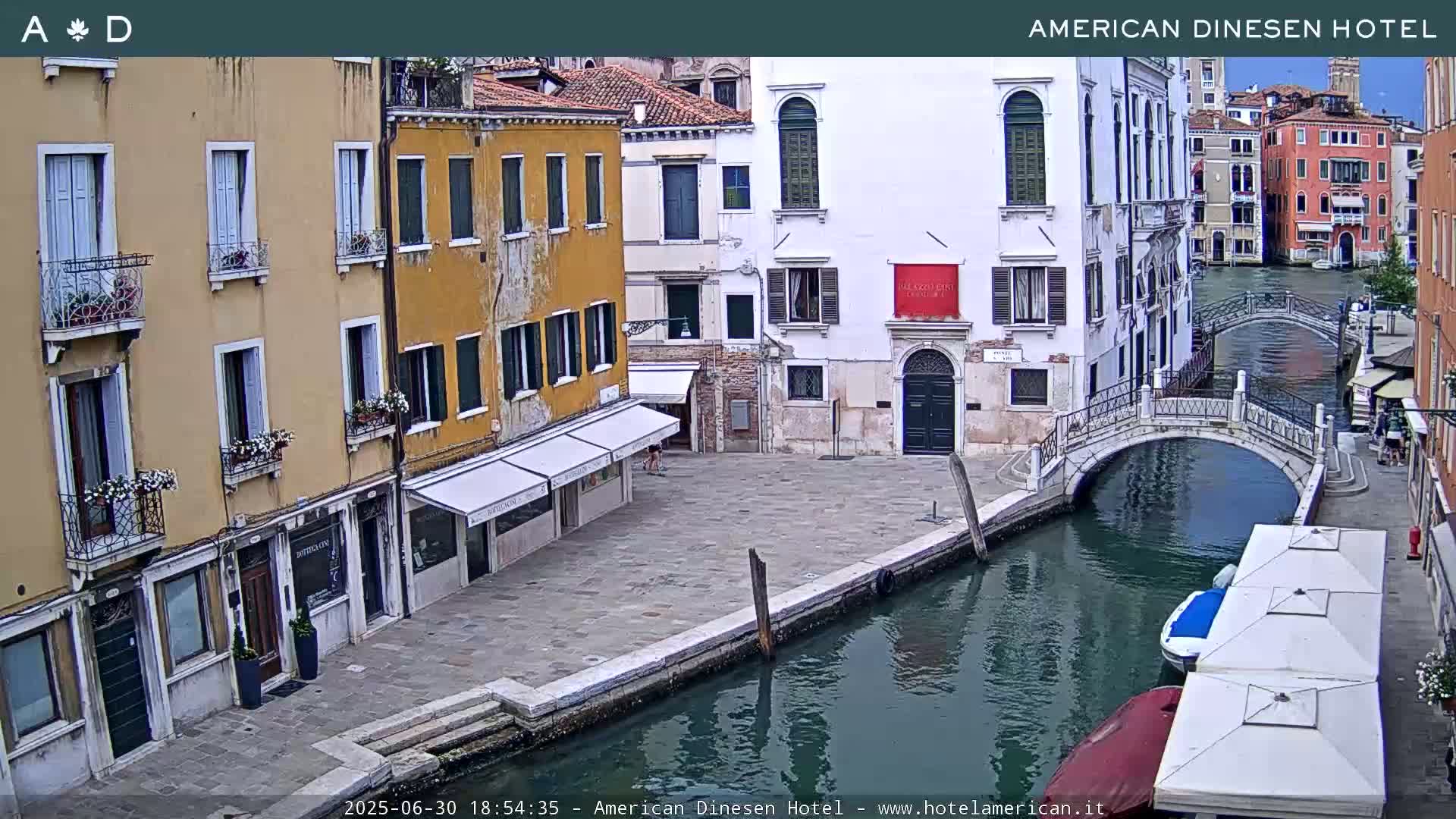 Venice Dorsoduro Canal Live Cam - Venice, Veneto, Italy