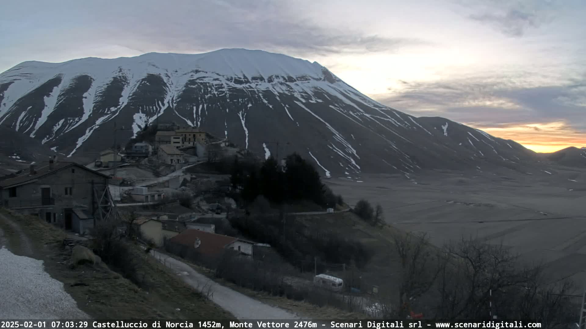 Castelluccio City di Norcia & Monte Vettoretto Mount Panaromic Live Cam - Perugia, Umbria, Italy